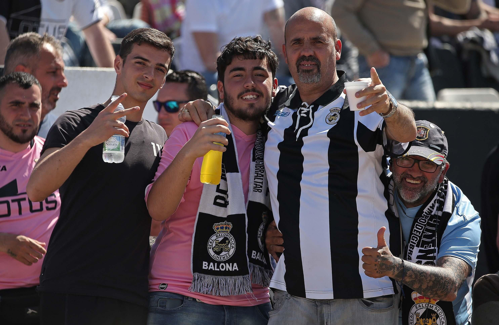 Fotos de la afición durante el Balona - Badajoz en el estadio municipal de La Línea