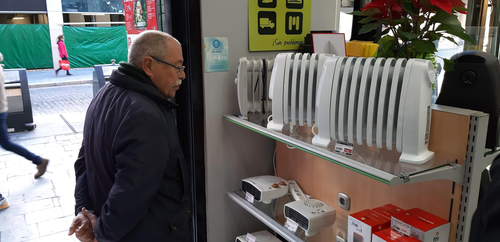 Un cliente observa los calefactores de aceite de Ultra Radio Milar.
