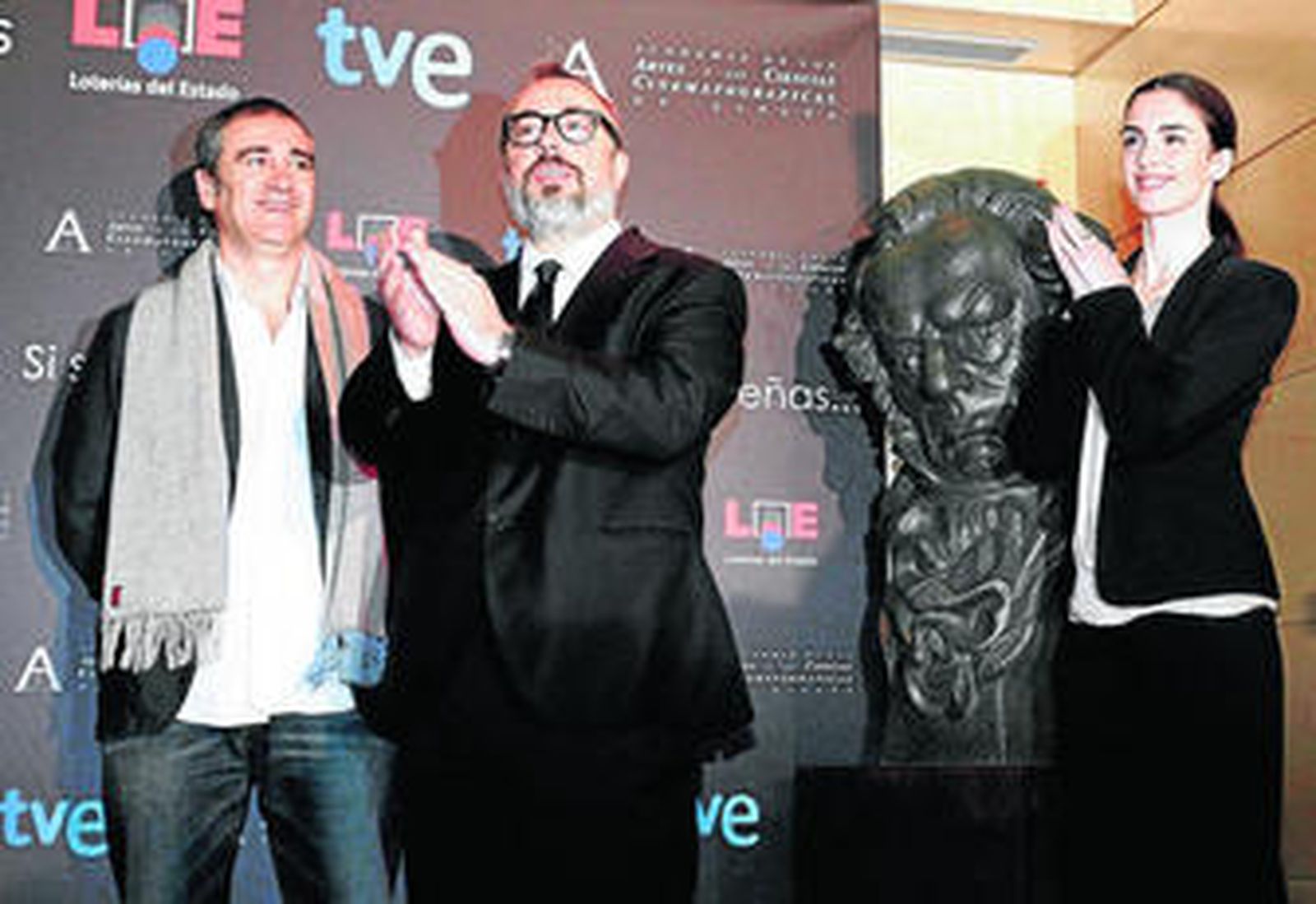 Álex de la Iglesia (centro), junto a Javier Fesser y Paz Vega en la presentación de las candidaturas en Madrid.