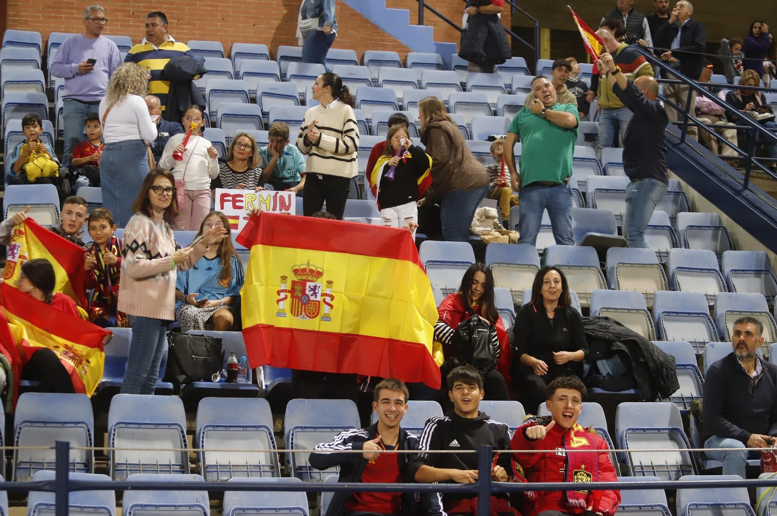 Gran ambiente para ver la selección española sub-21 en Huelva