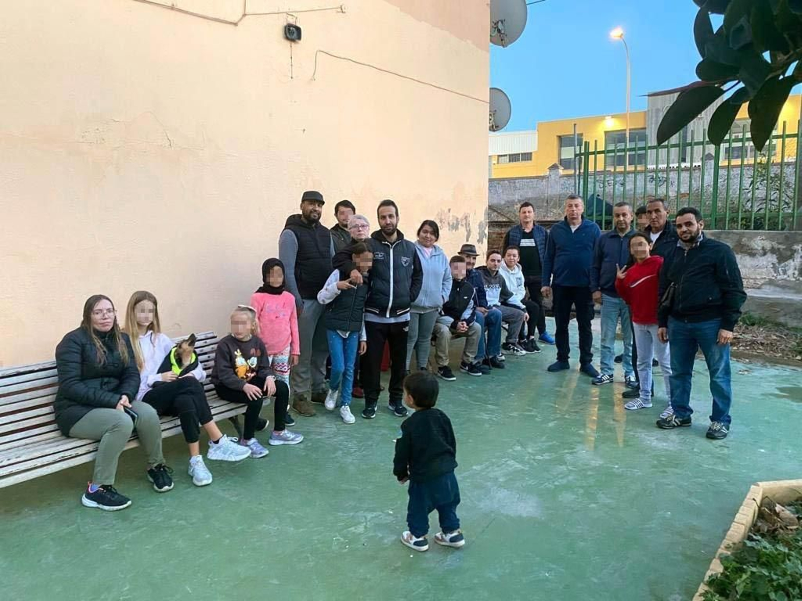 Familas arrendatarias de viviendas de la calle Ferrobús, a derribar por las obras del soterramiento.