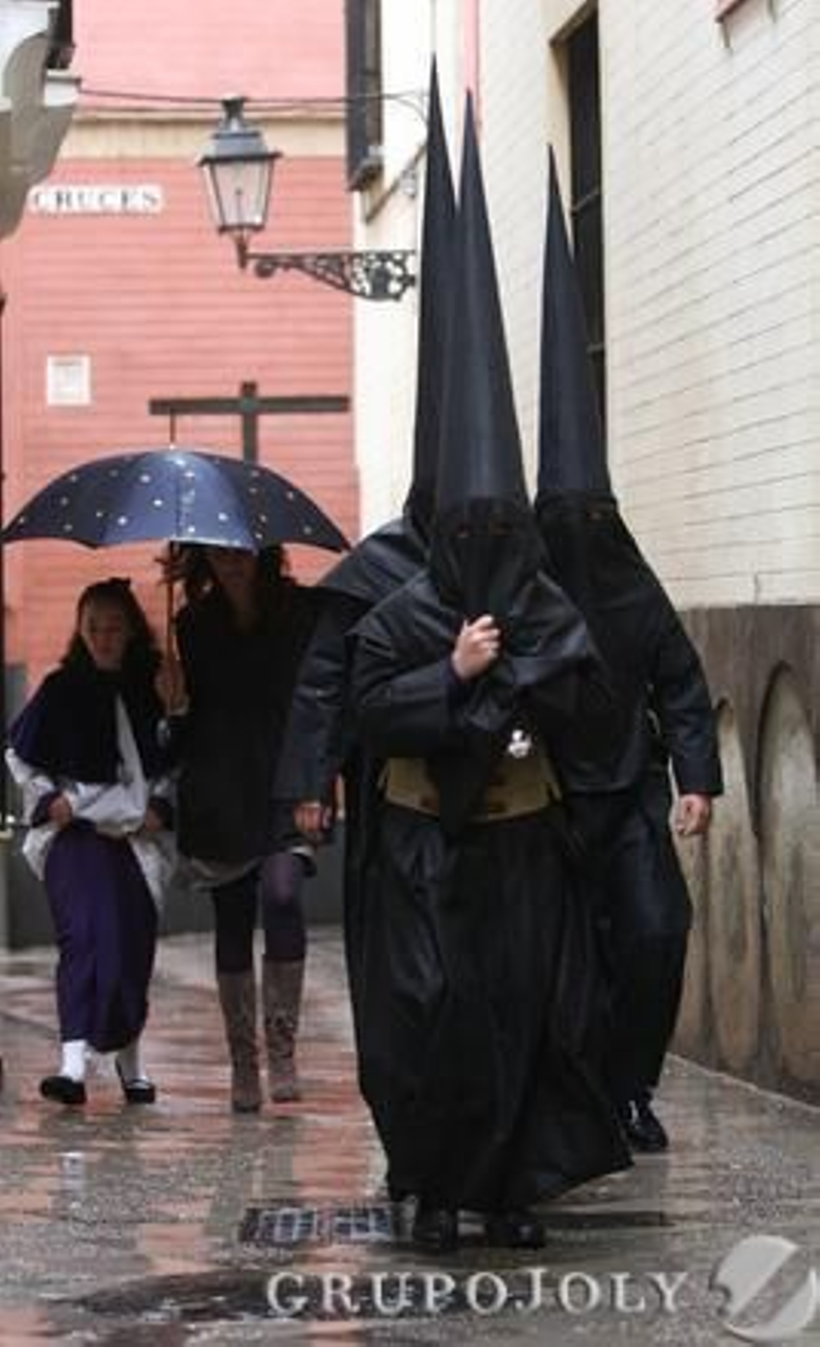 La lluvia cayó con fuerza a la hora de salida de la Hermandad de Santa Cruz que obligó a los hermanos a llegar a la Parroquia con paraguas.

Foto: B.Vargas