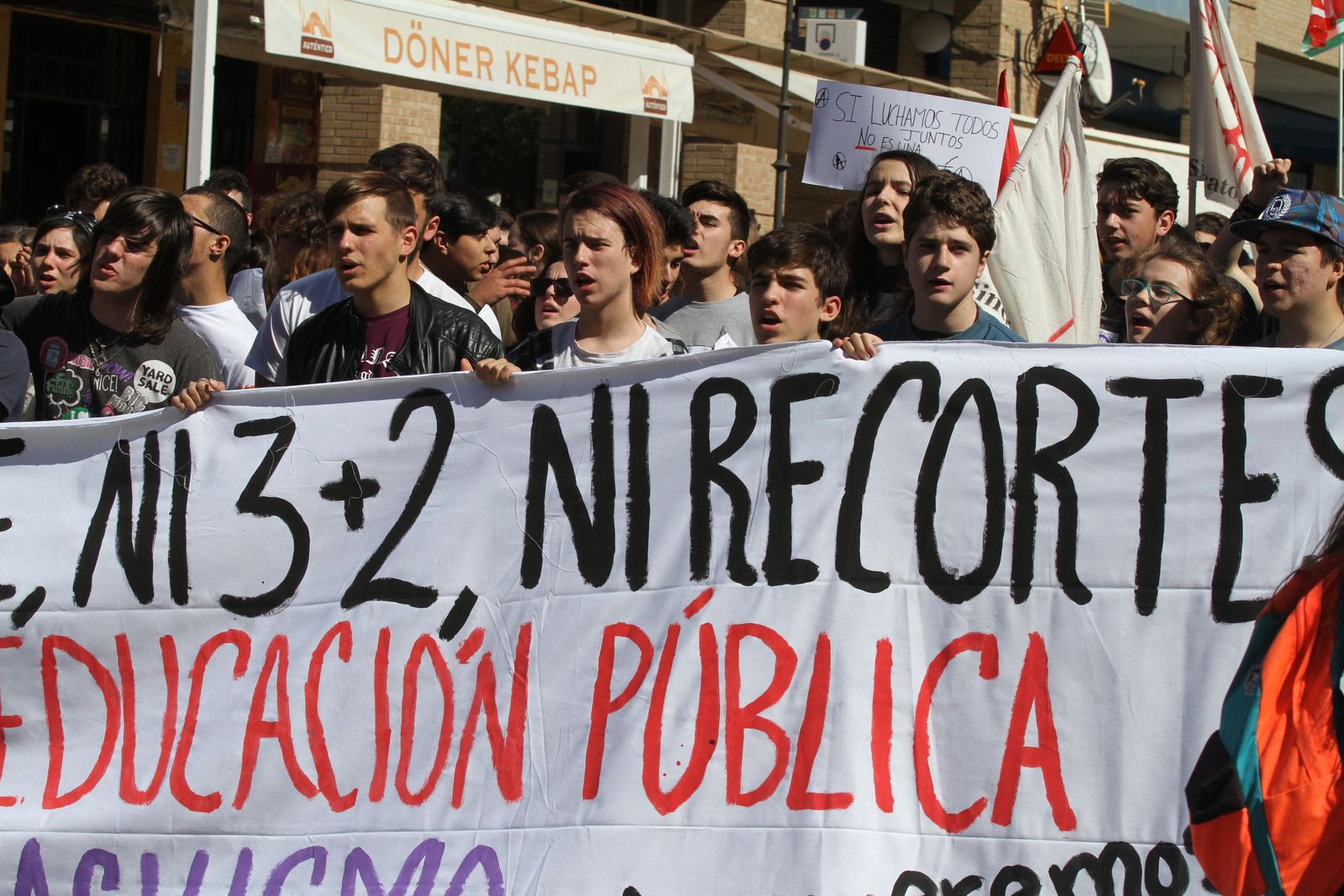 Imágenes  de la manifestación contra la Lomce en Huelva