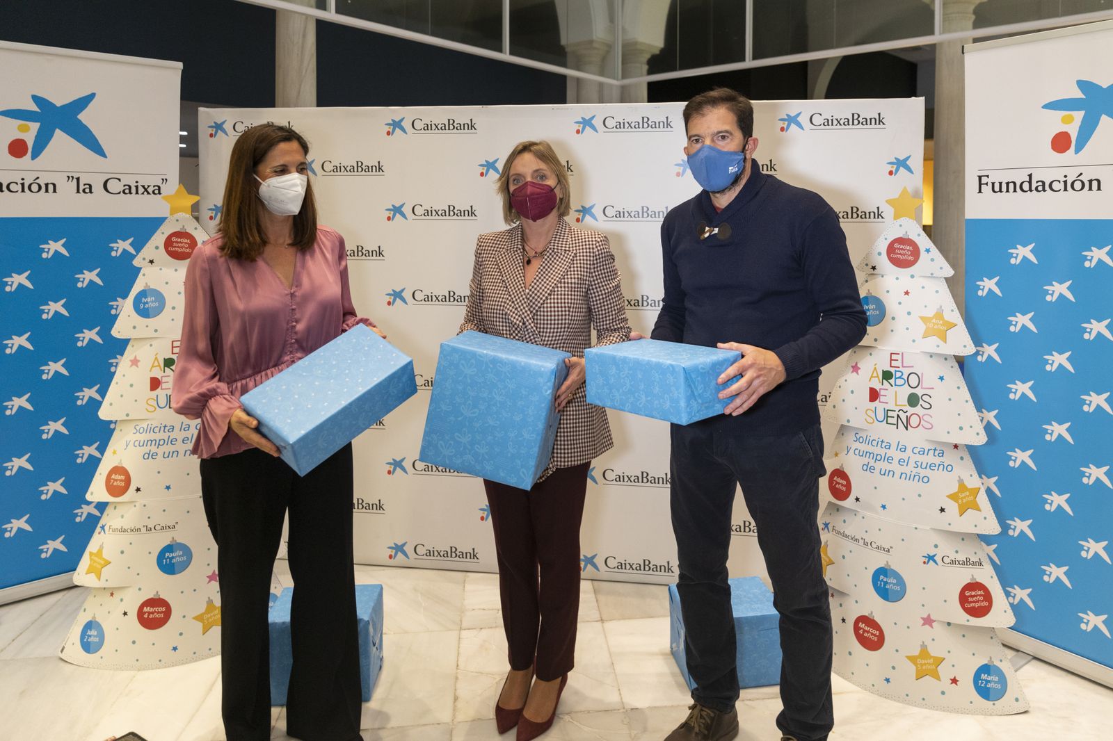 María del Carmen Martín, responsable de Acción Social de CaixaBank en Andalucía Occidental y Extremadura; María Jesús Catalá, directora territorial de CaixaBank en Andalucía Occidental y Extremadura; y Javier Aguilar, coordinador Balia Sevilla).