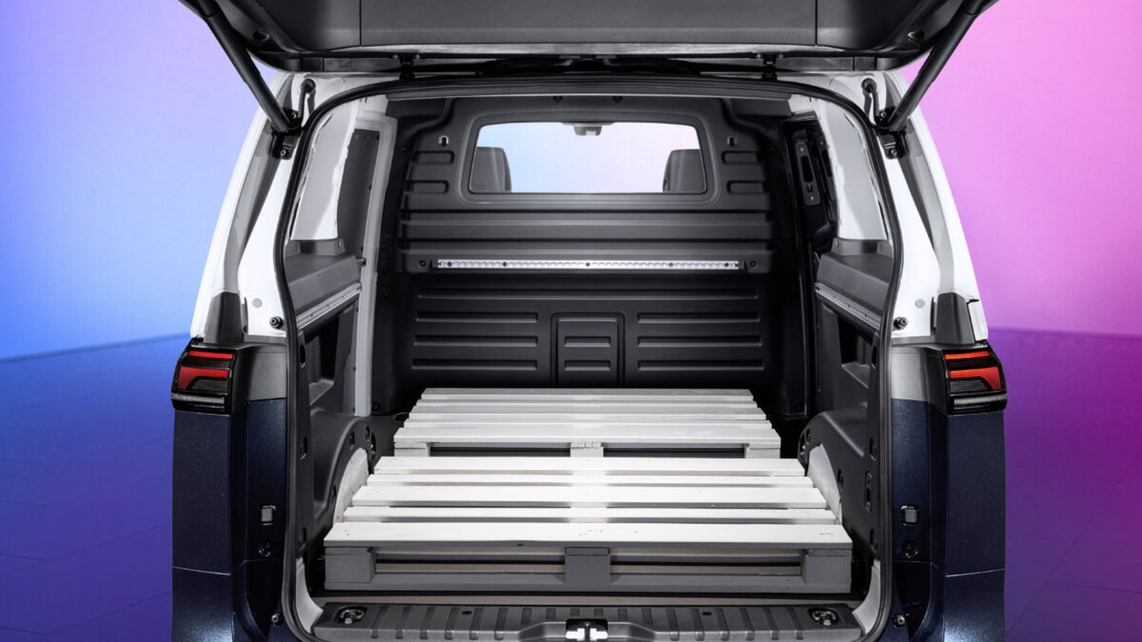 La versión Cargo puede transportar en la zona de carga, separada por una mampara, dos palets situados transversalmente.