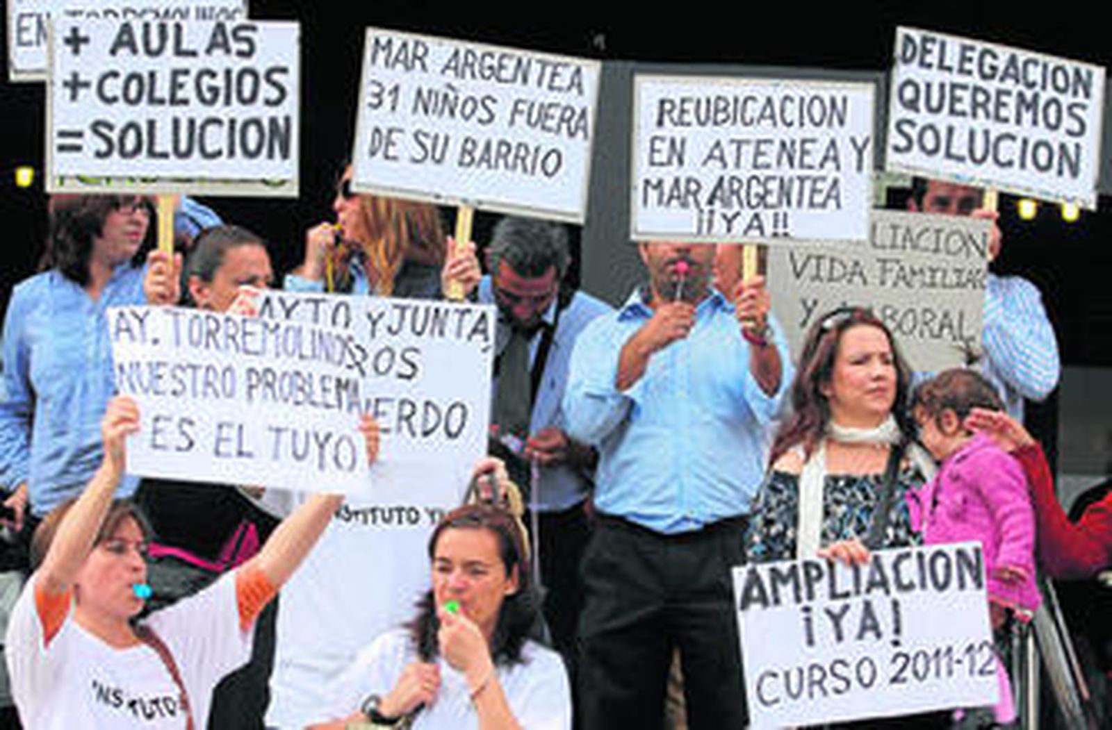 Los padres, ayer, mostraban pancartas reivindicando nuevos centros escolares frente a la Delegación de Educación.
