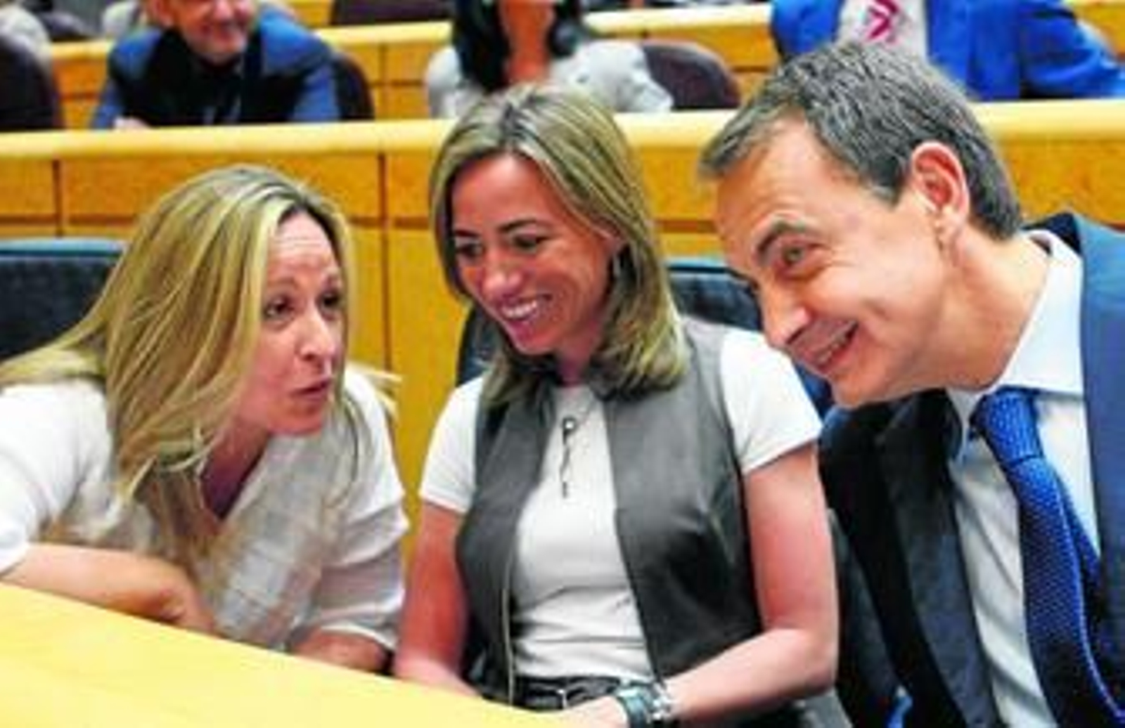 José Luis Rodríguez Zapatero charlaba con las ministras de Sanidad, Trinidad Jiménez, y Defensa, Carme Chacón, ayer en el Senado.