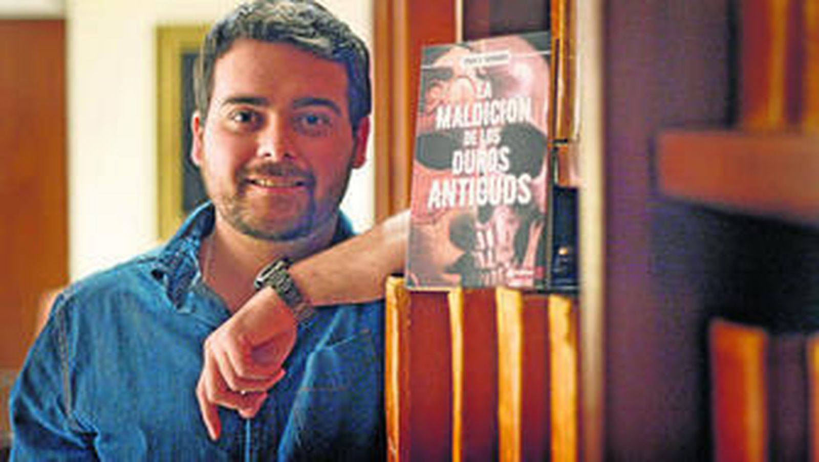 Francisco S. Sampalo posa con un ejemplar de su libro.