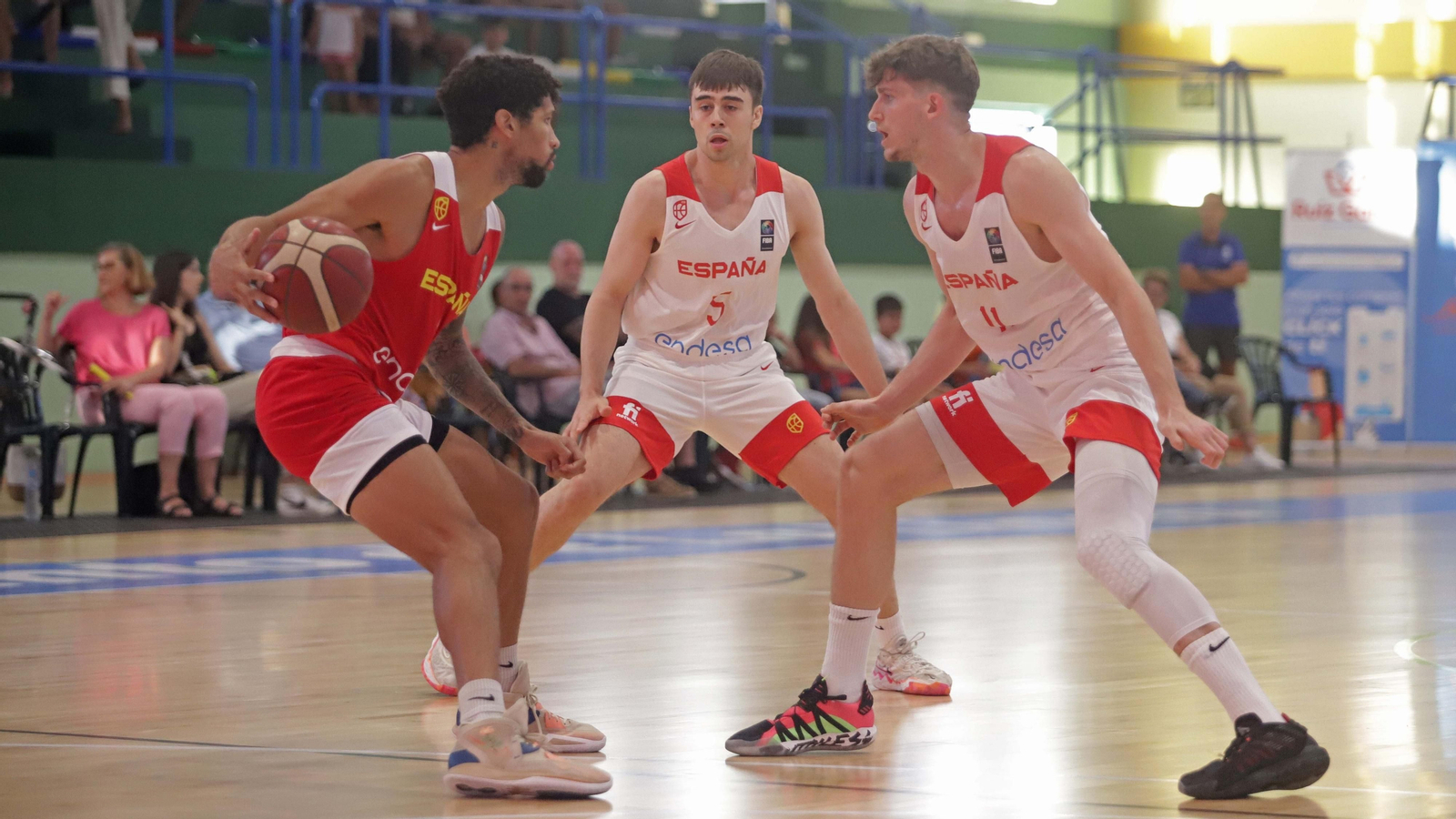 Fotos del segundo partido de baloncesto entre España sub-20 y España sub-22 en La Línea