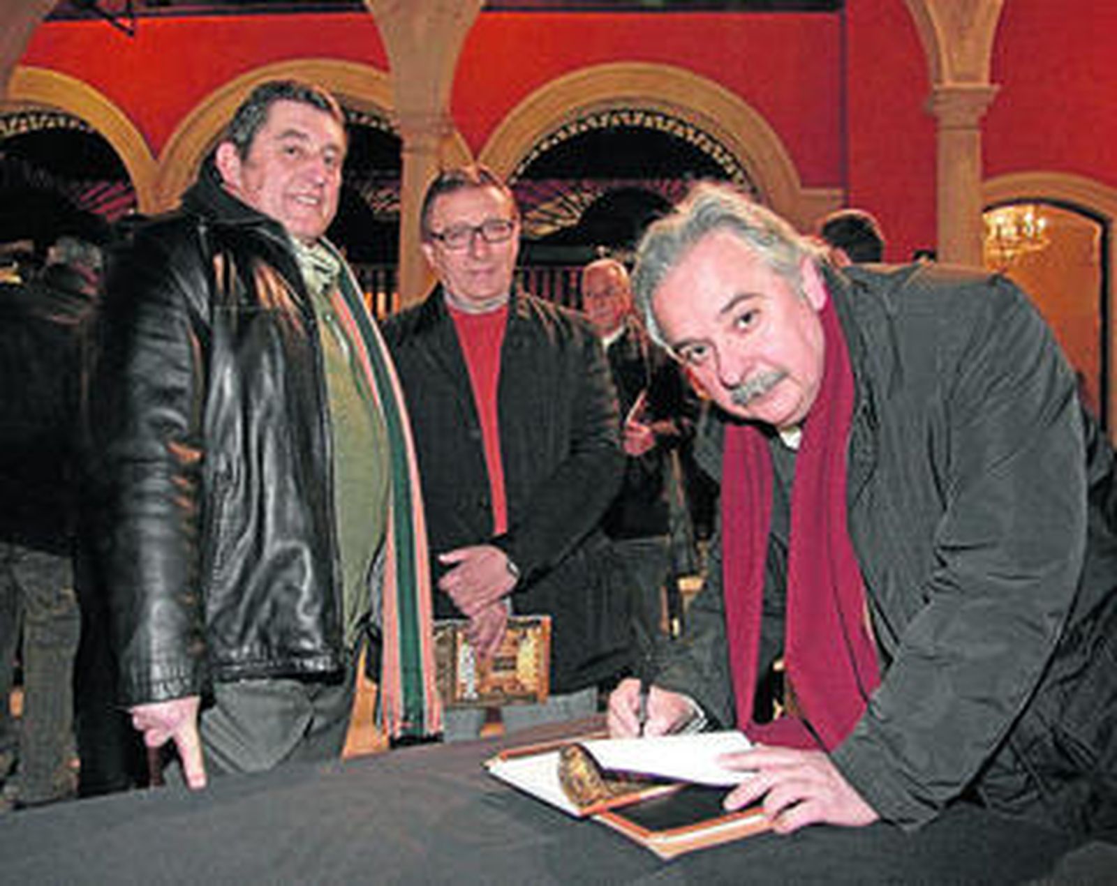 Ismael Yebra Sotillo firmando ejemplares de 'Memorias de Juan Calasancio'.