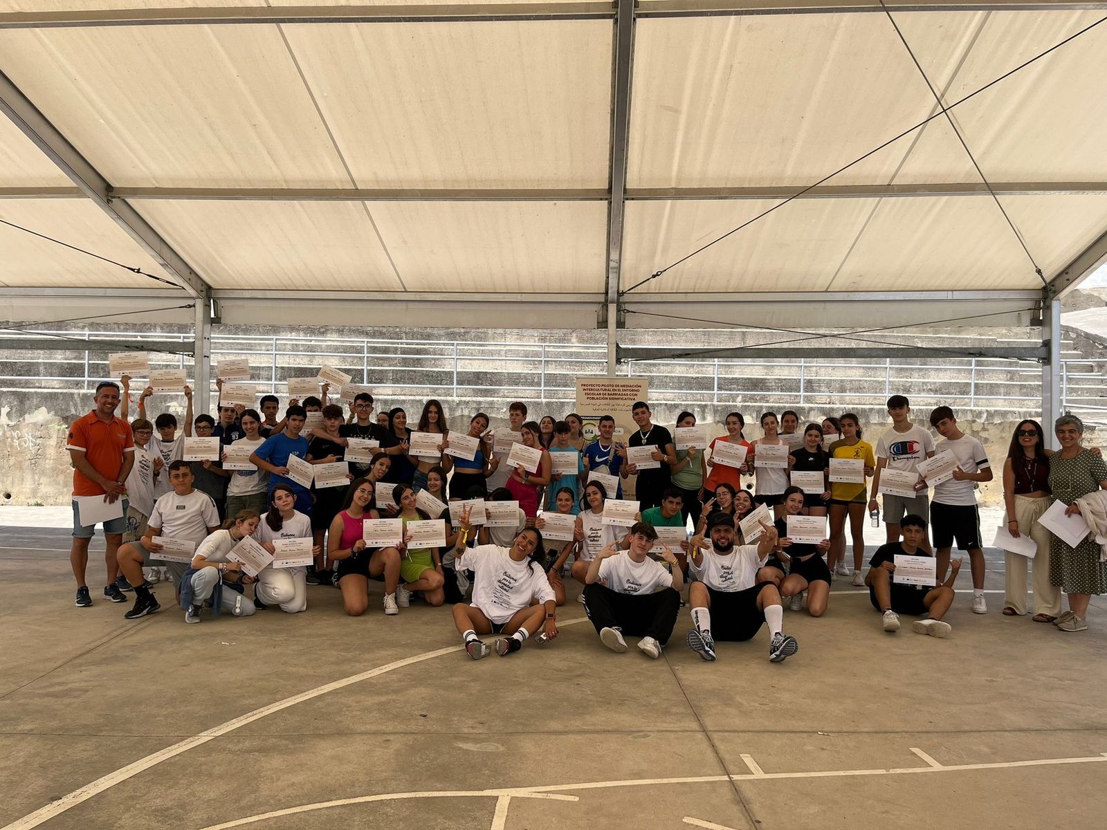 Los escolares del Baelo Claudia, tras una sesión de baile.