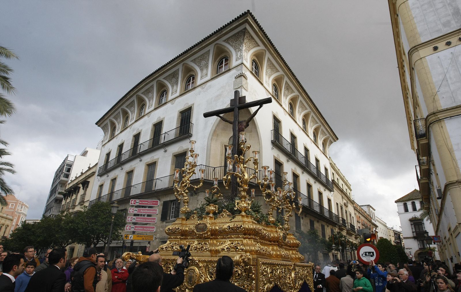 El Crucificado de Capuchinos entrando en la Puerta de Sevilla.
