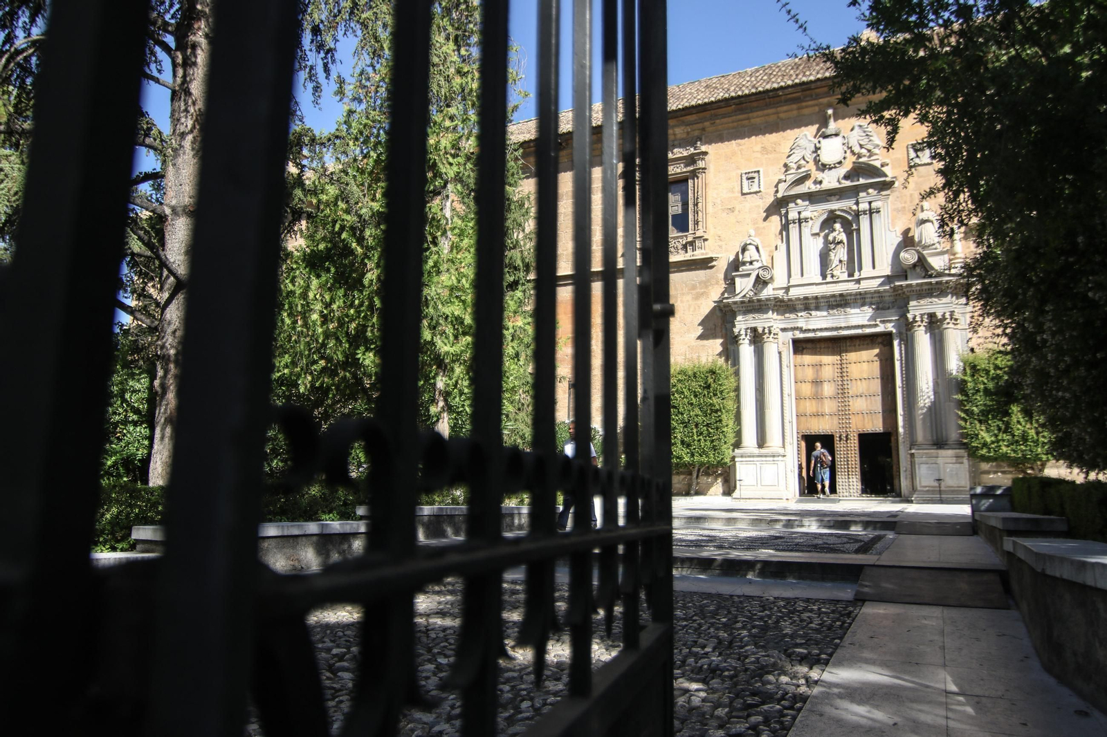 Entrada del Hospital Real, sede del Rectorado.