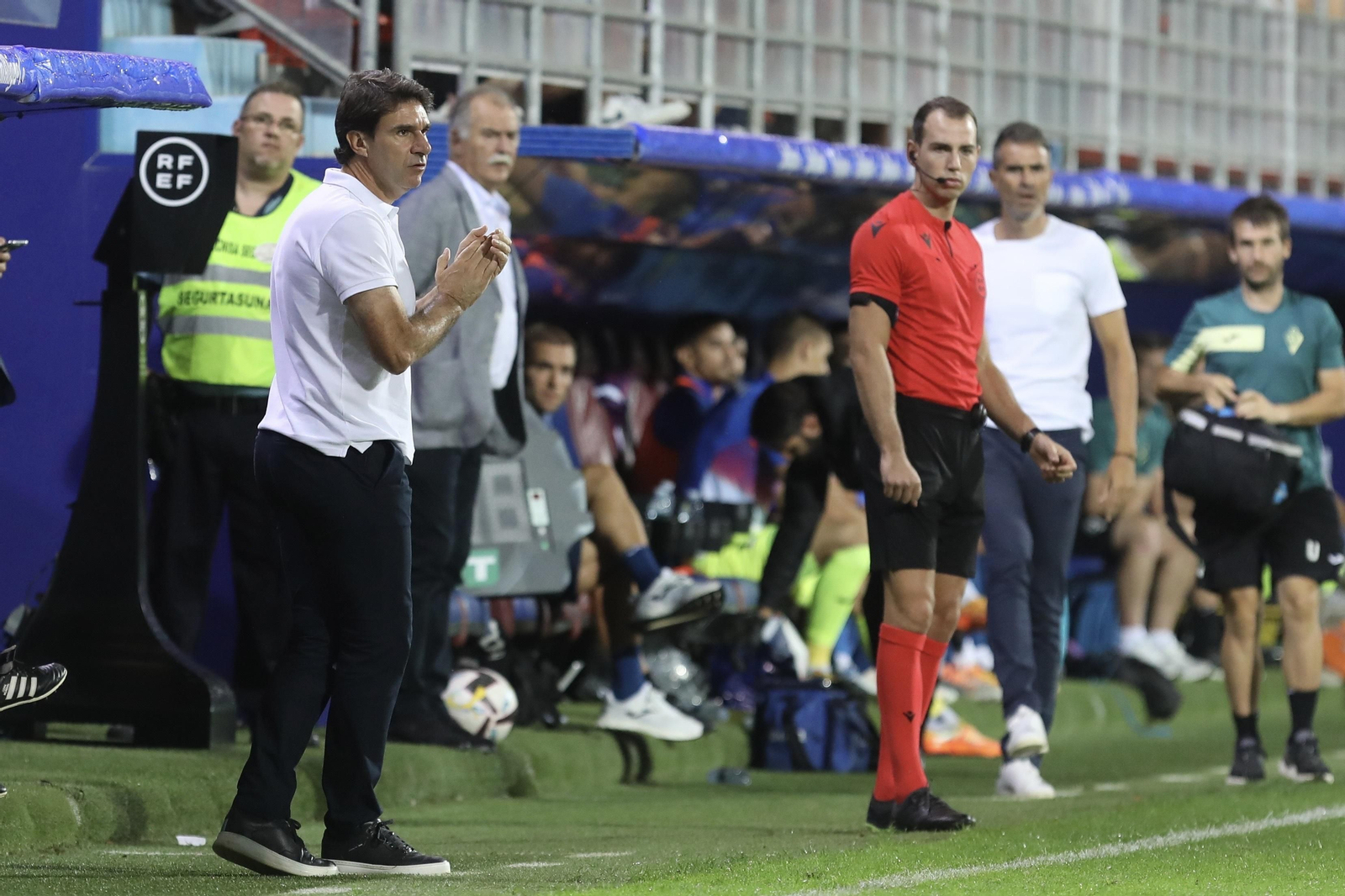 Aitor Karanka aplaude a sus jugadores en la banda de Ipurua.