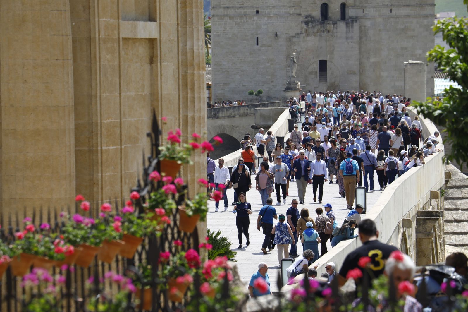 Los turistas abarrotan las calles y Las Cruces de Córdoba, en imágenes