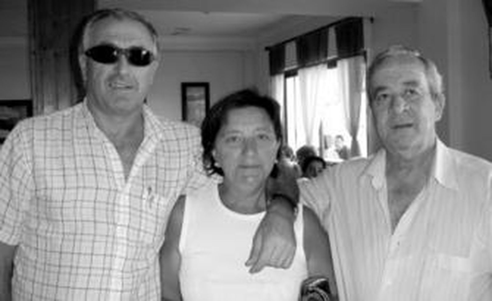 1. Indalecio España, con su esposa Rosa Ferradanes y Paco Carillo 'El Cura'. 2. Javier López Martín, con sus padres, Javier y Juani y con José Manuel Martín. 3. Antonio Pardo y José Guillén. 4. José Antonio Sánchez Tiron y Antonio García Correa. 5. Manolo Vázquez, que fuera chófer de los hermanos Angel y Rafael Peralta.