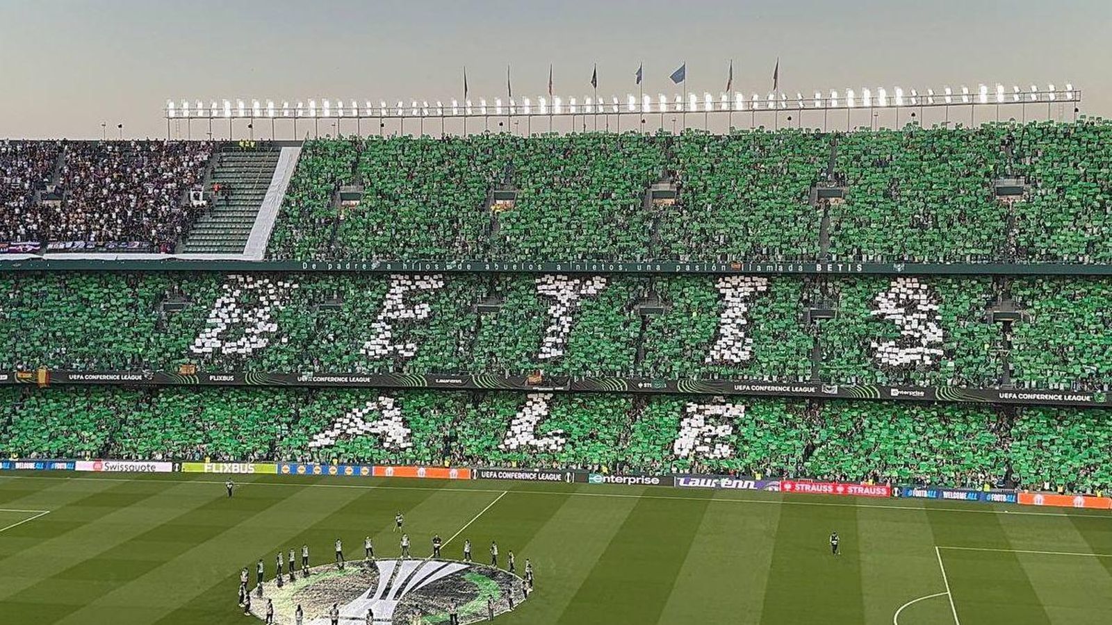 Así lucía la grada de fondo con el tifo preparado por la afición bética