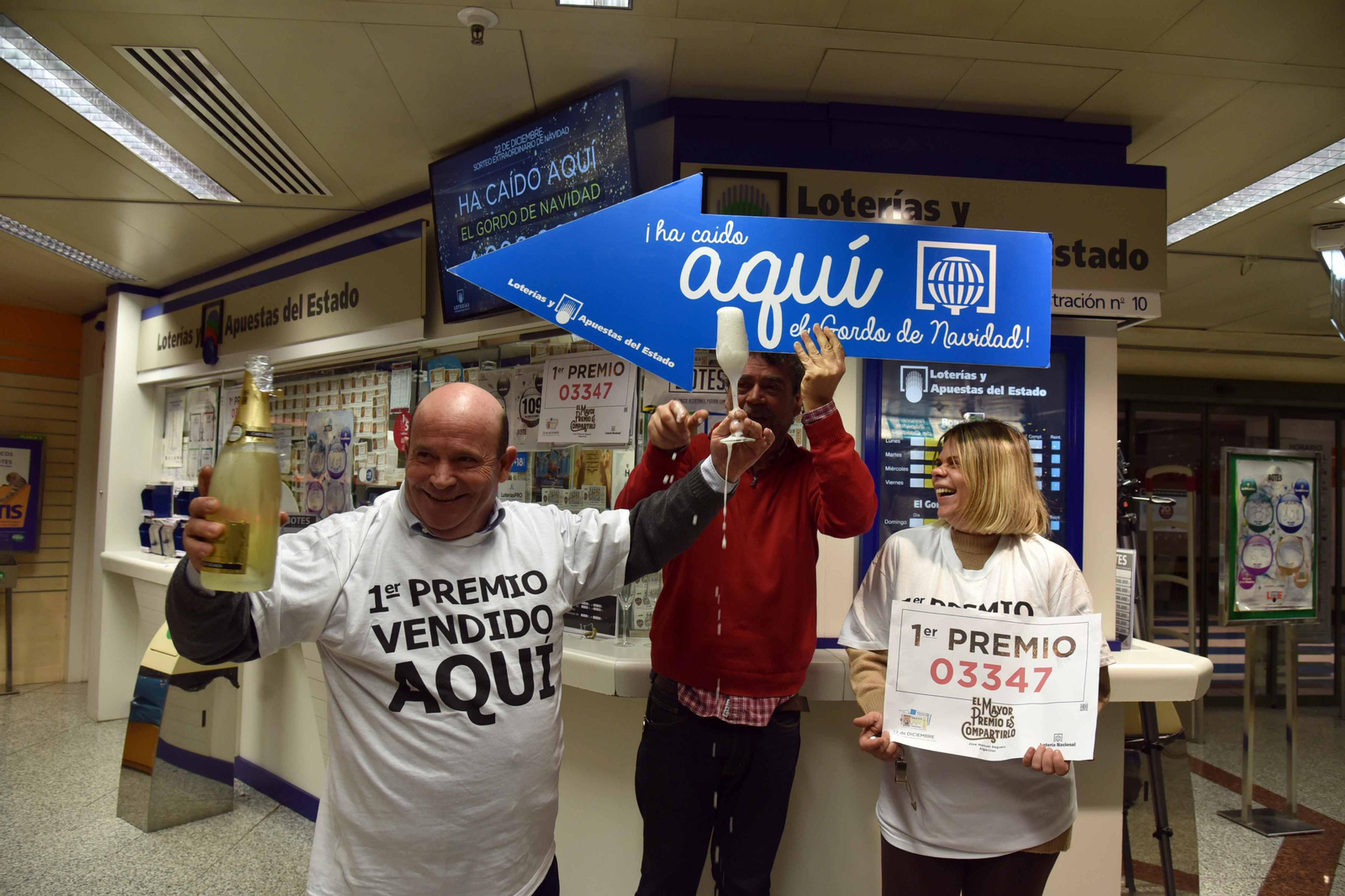 Celebración en la Administración de Lotería de El Corte Inglés de Algeciras en 2018.