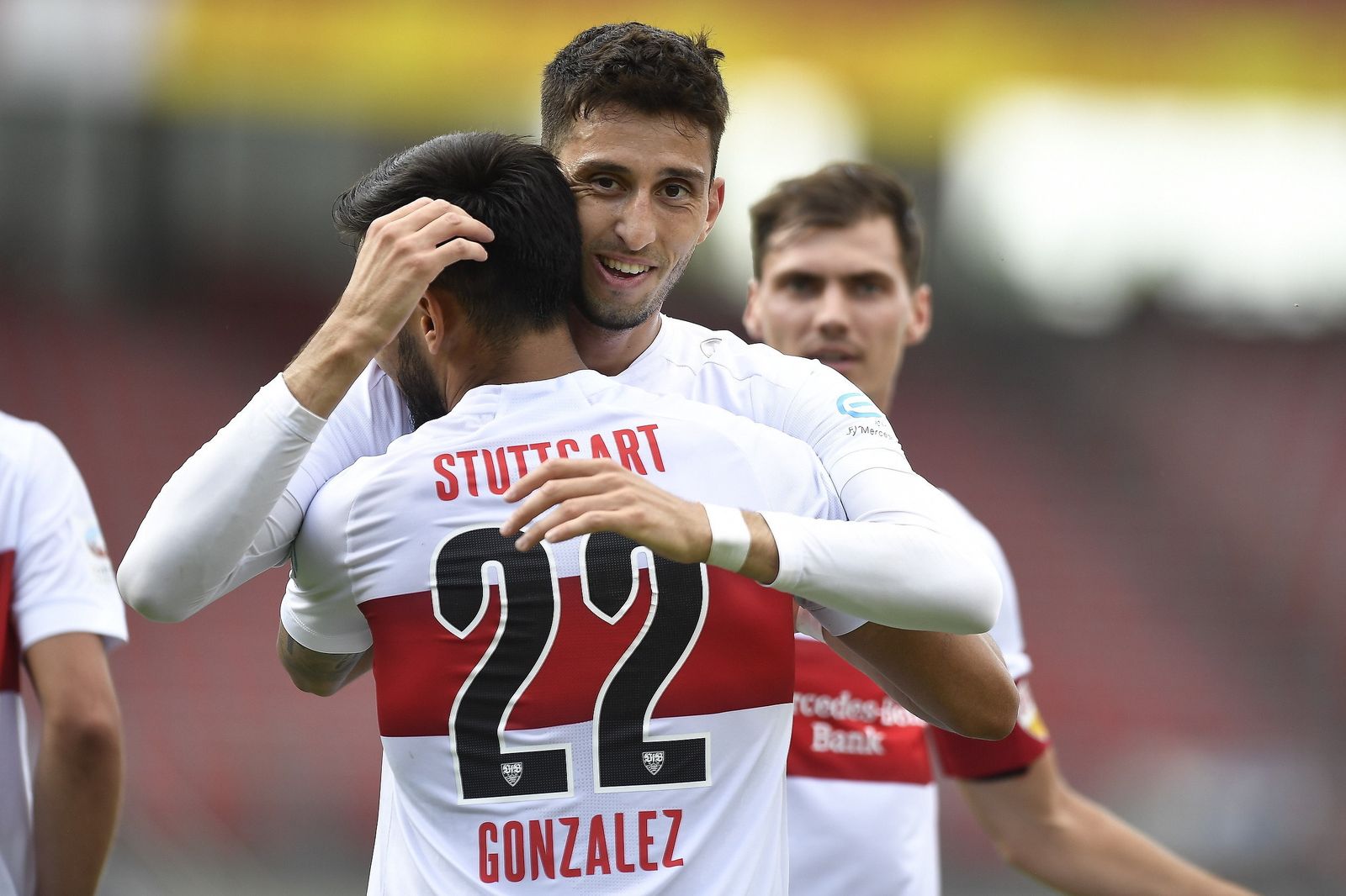 Atakan Karazor celebra un gol del Stuttgart en la Bundesliga.