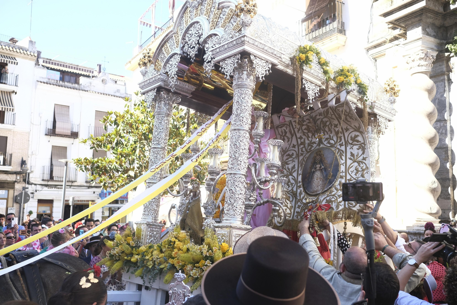 La emocionante salida de la Hermandad del Rocío de Córdoba,  en imágenes