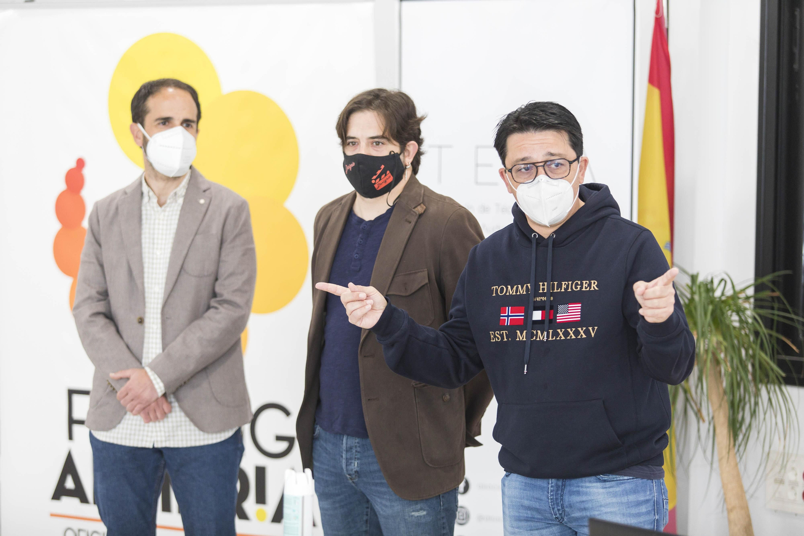 El diputado de Cultura y Cine, Manuel Guzmán junto a Joaquín Ortiz y Jordi Sánchez.