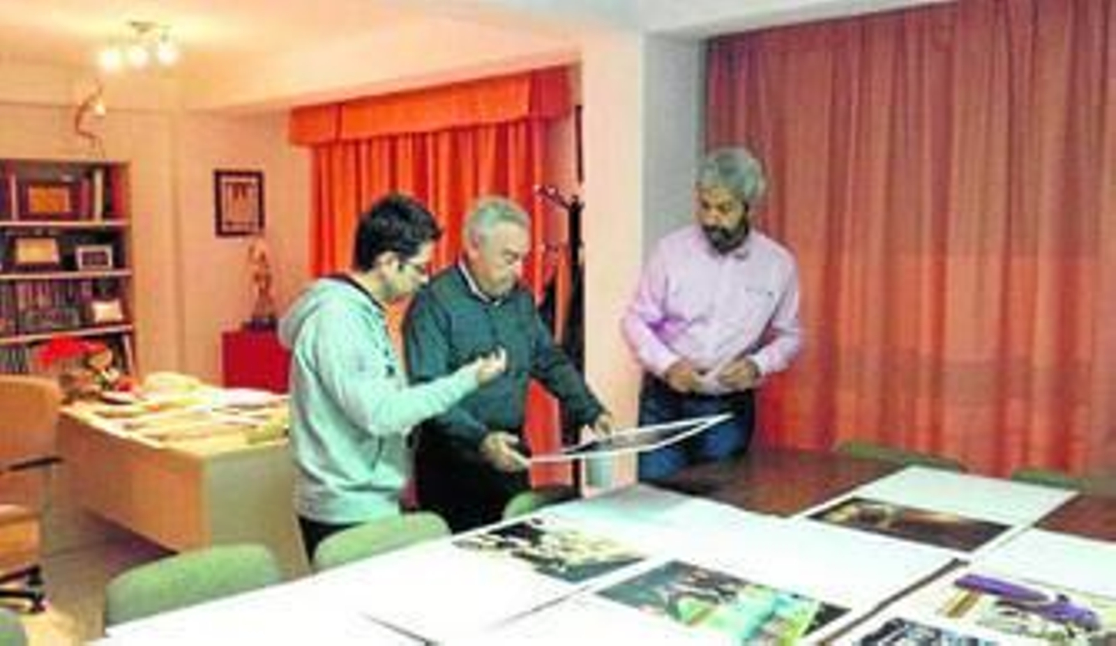 Miembros del jurado durante las deliberaciones sobre las fotografías presentadas al concurso de la Agrupación.