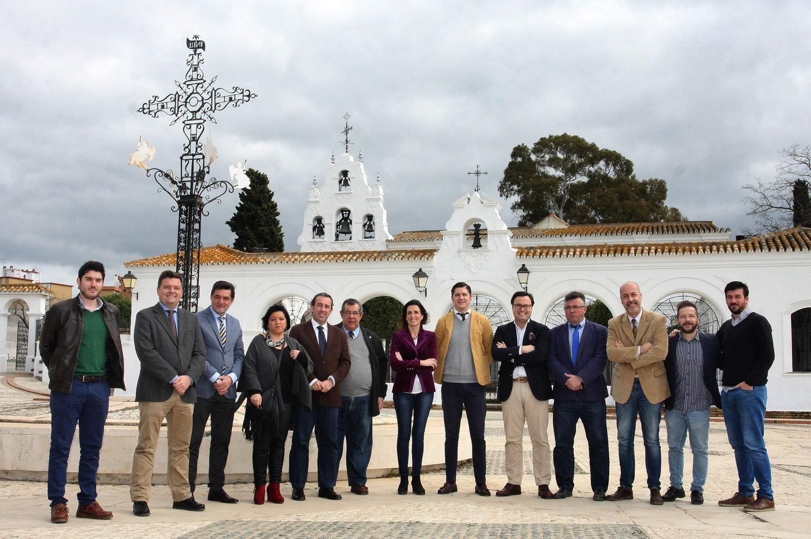 Redactores, fotógrafos y colaboradores con el director del periódico, Luis Pérez-Bustamante, y el presidente de la gestora de la Cinta, Bienvenido González.