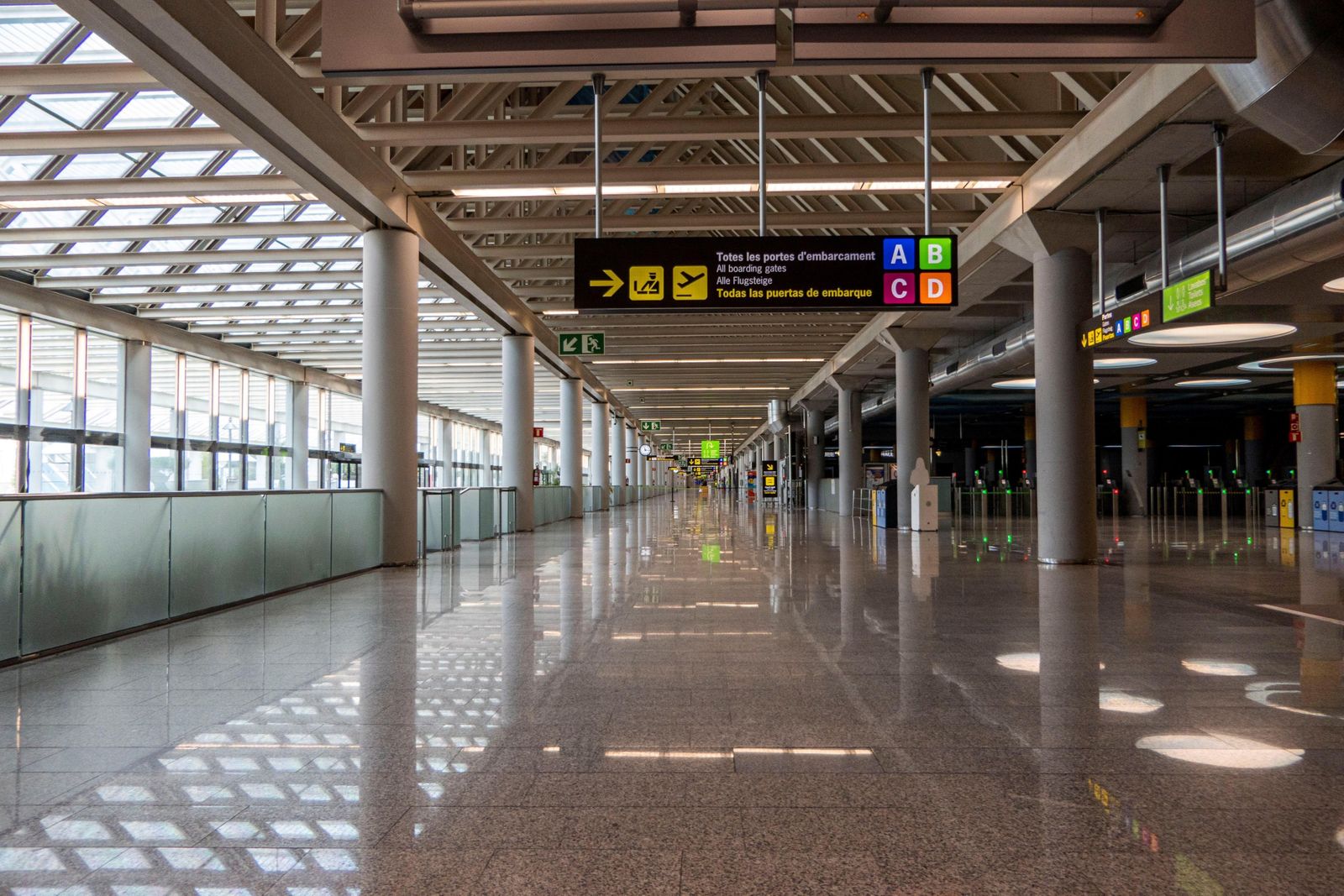 Interior del aeropuerto de Palma de Mallorca, completamente vacío ayer, cuando lo habitual en este puente de Semana Santa es registrar miles de viajeros.