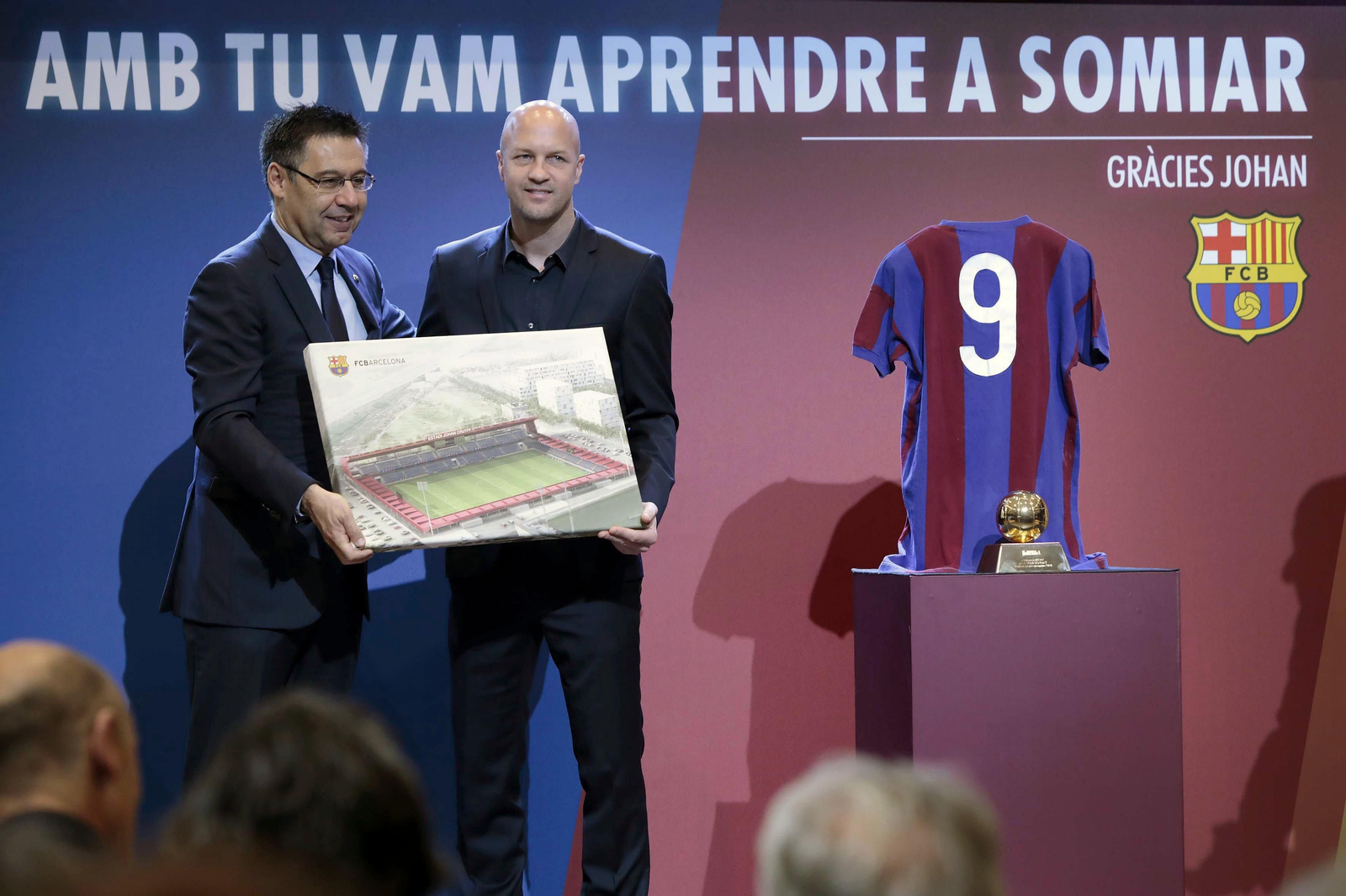 El presidente del Barcelona, Josep Maria Bartomeu, porta junto a Jordi Cruyff una imagen con el futuro aspecto del nuevo estadio Johan Cruyff.