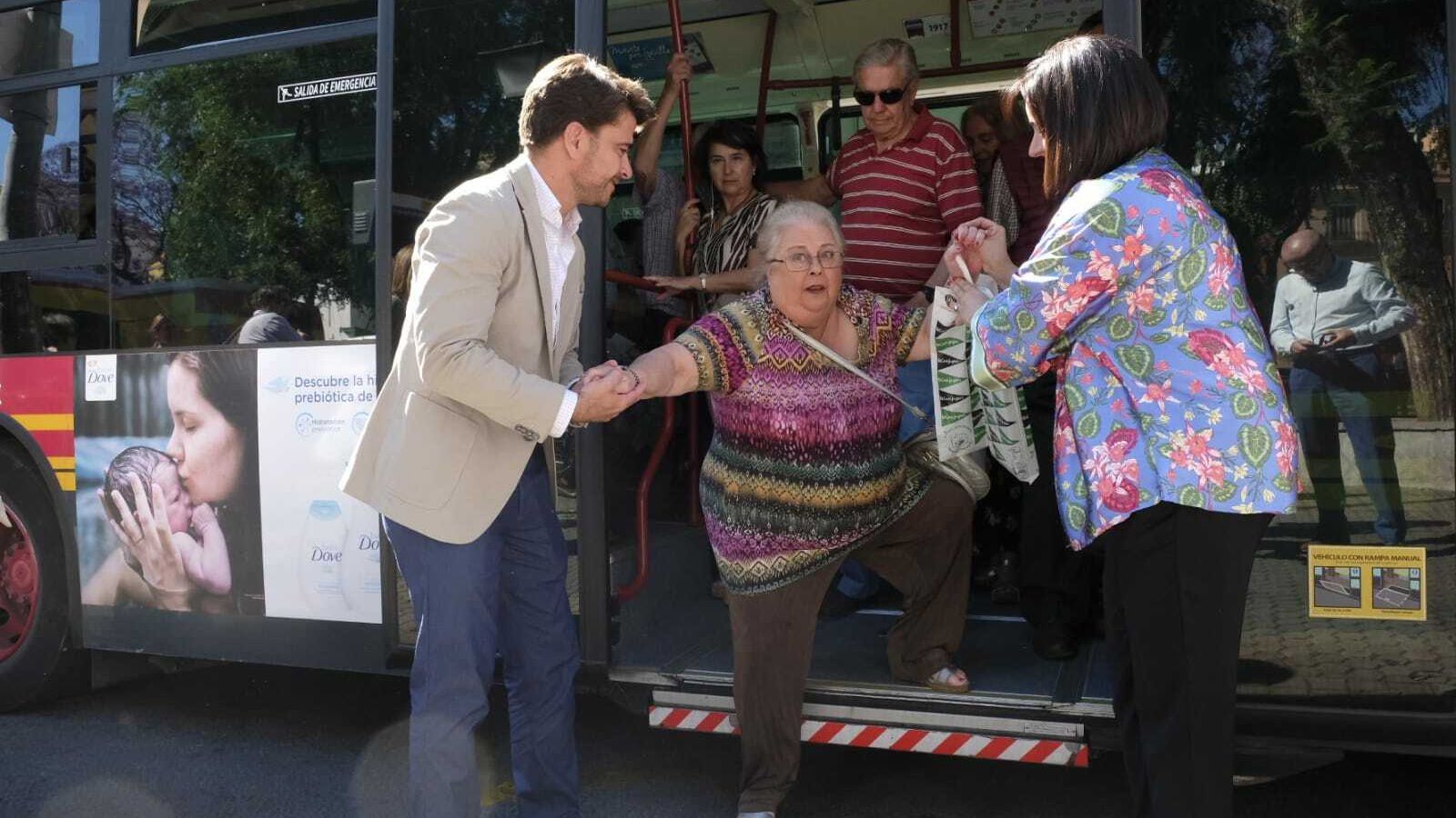 Beltrán Pérez y Virginia Pérez ayudan a una señora a descender del bus urbano