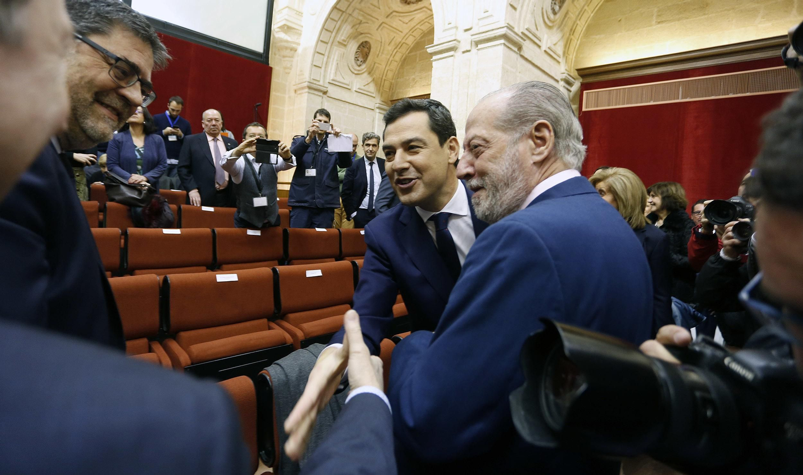 Las imágenes de la sesión de investidura de Juanma Moreno