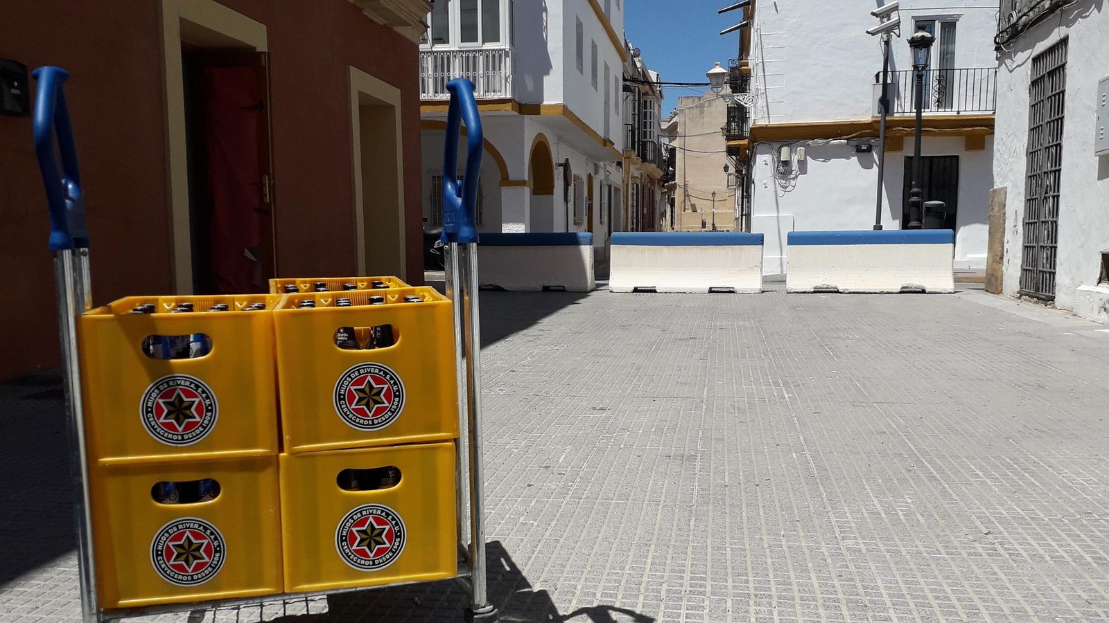 Los bares se avituallan de cerveza para que no falte género este fin de semana.