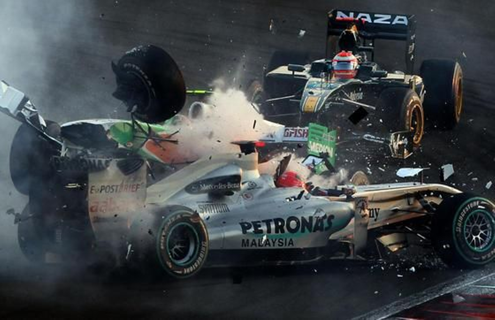 El Force India de Liuzzi impacta contra el Mercedes de Schumacher en Abu Dhabi.

Foto: AFP Photo