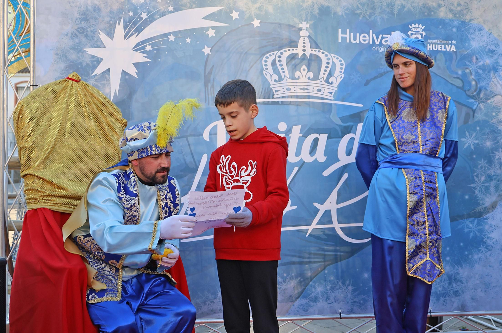 Imágenes del paje Real de SSMM los Reyes Magos recogiendo las cartas de los niños y niñas de Huelva en la plaza Houston