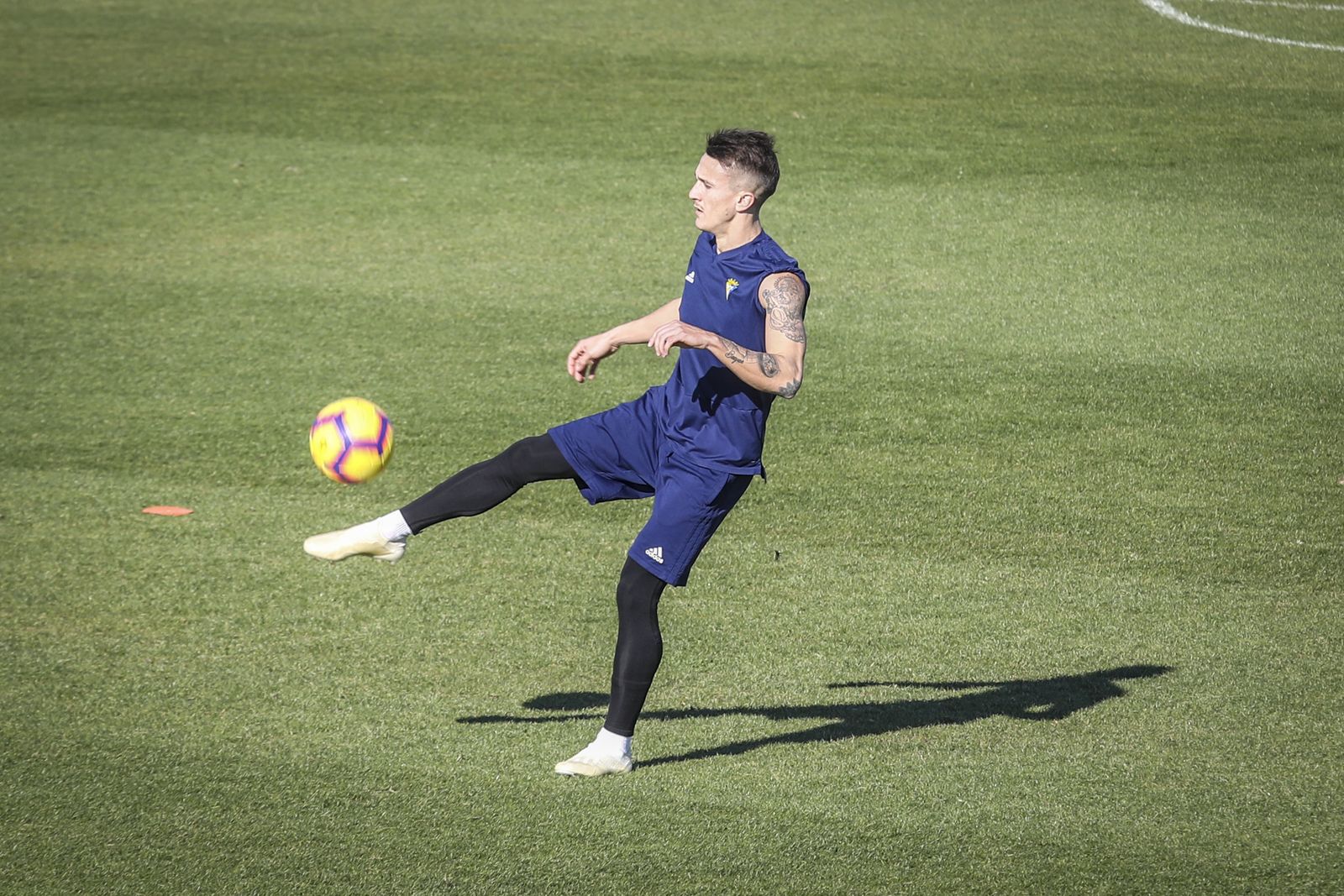 El extremo sanluqueño golpea el esférico con el empeine.