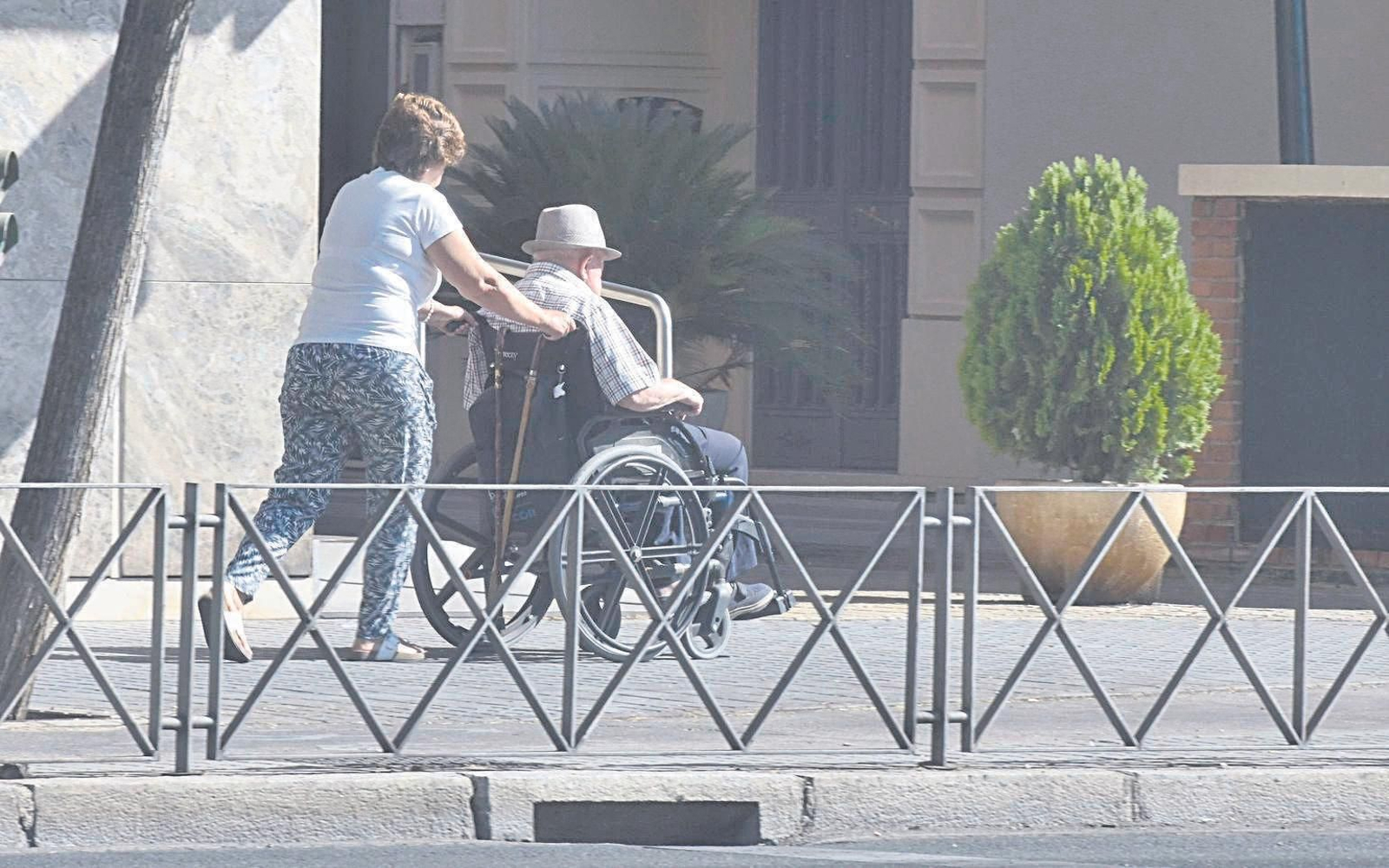 Una persona mayor lleva a otra dependiente en Córdoba.