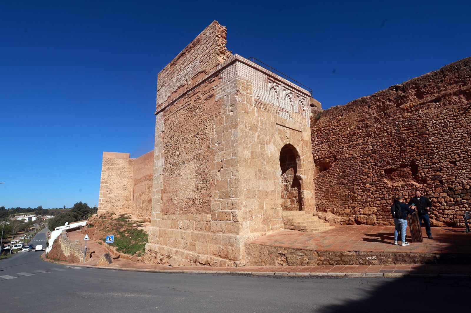Imágenes de la visita a las obras de restauración de la Puerta del Buey en Niebla
