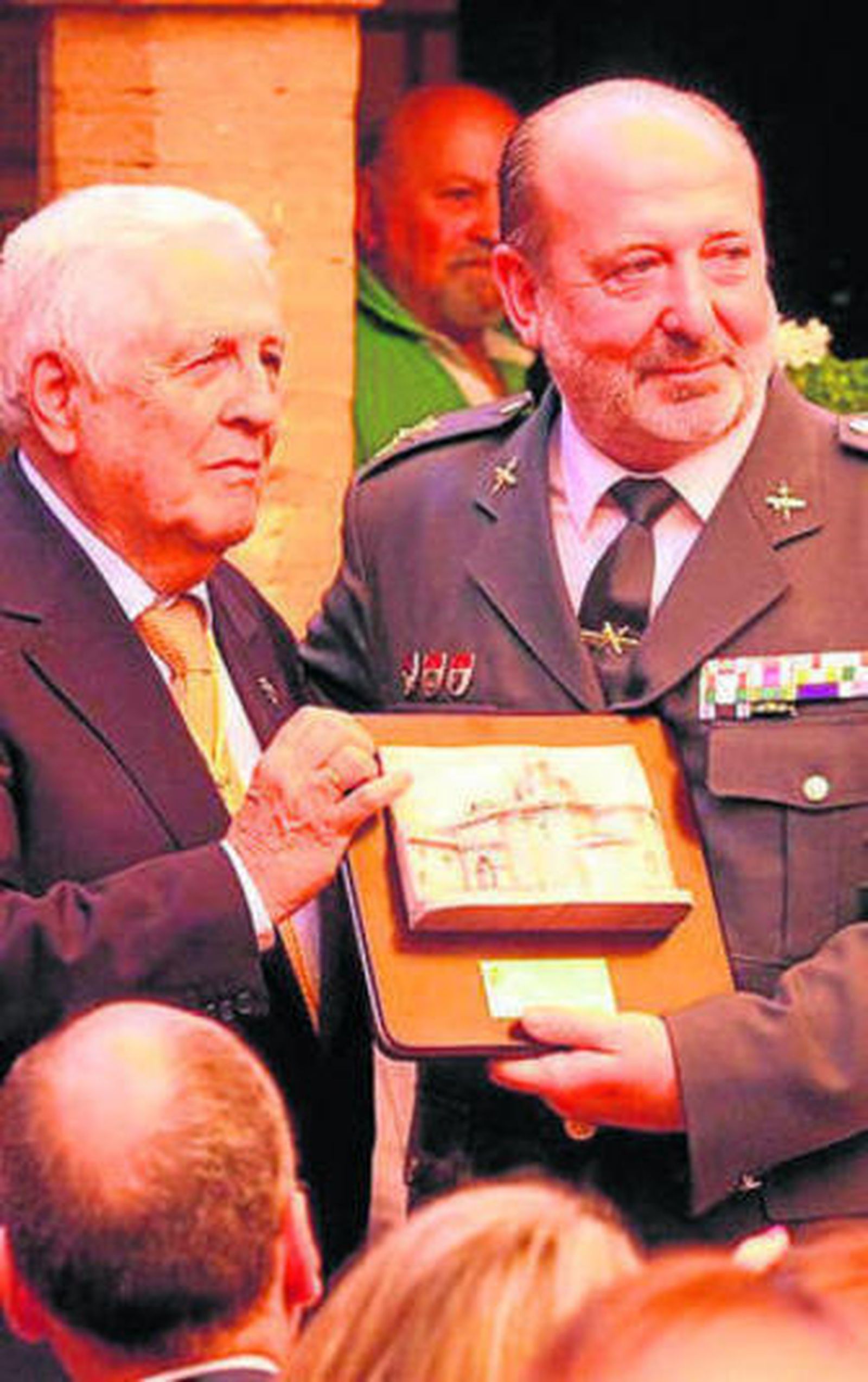 Un momento de la sesión extraordinaria de la Real Sociedad Colombina en el patio mudéjar del Monasterio de La Rábida.