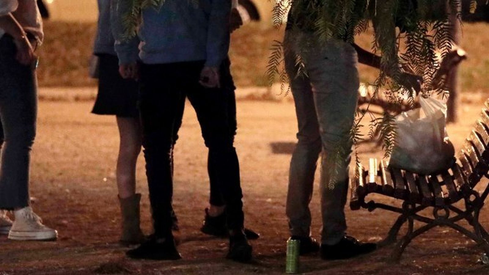 Varios jóvenes haciendo una 'botellona'