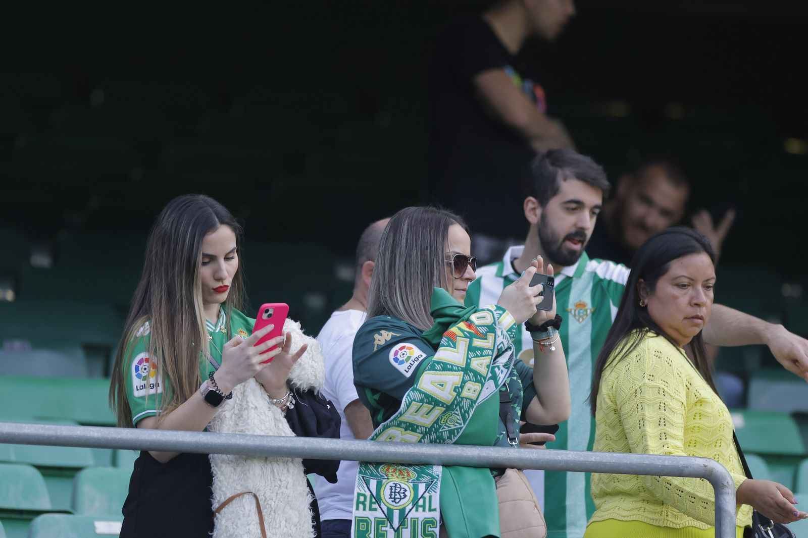 Búscate en las fotos del Betis-Manchester
