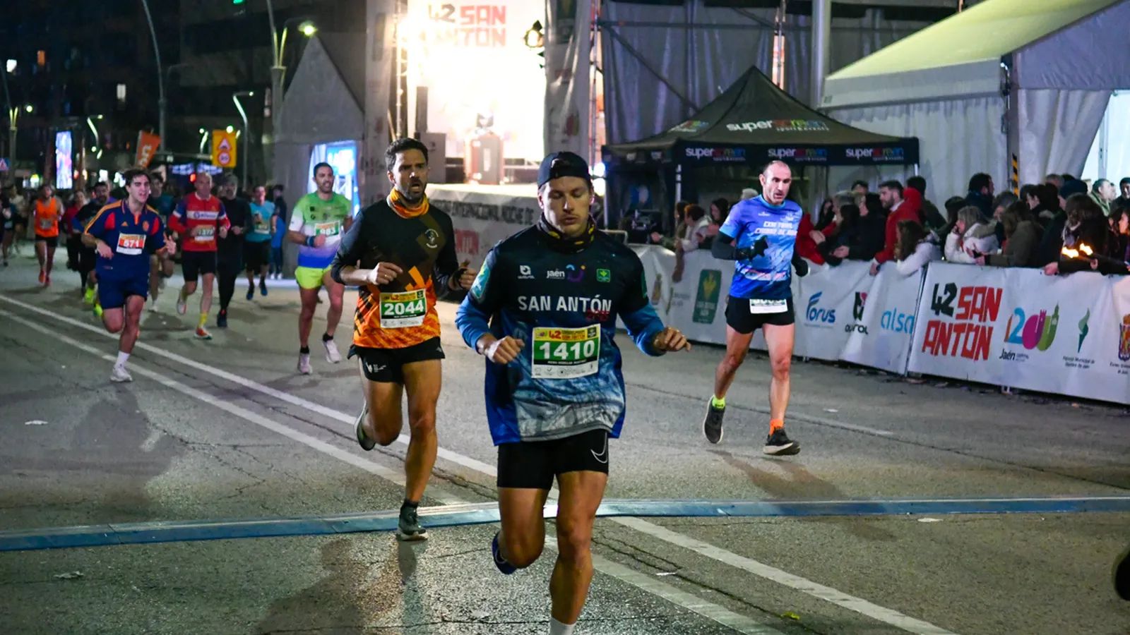 Llegada de varios atletas a la línea de meta en la pasada edición.