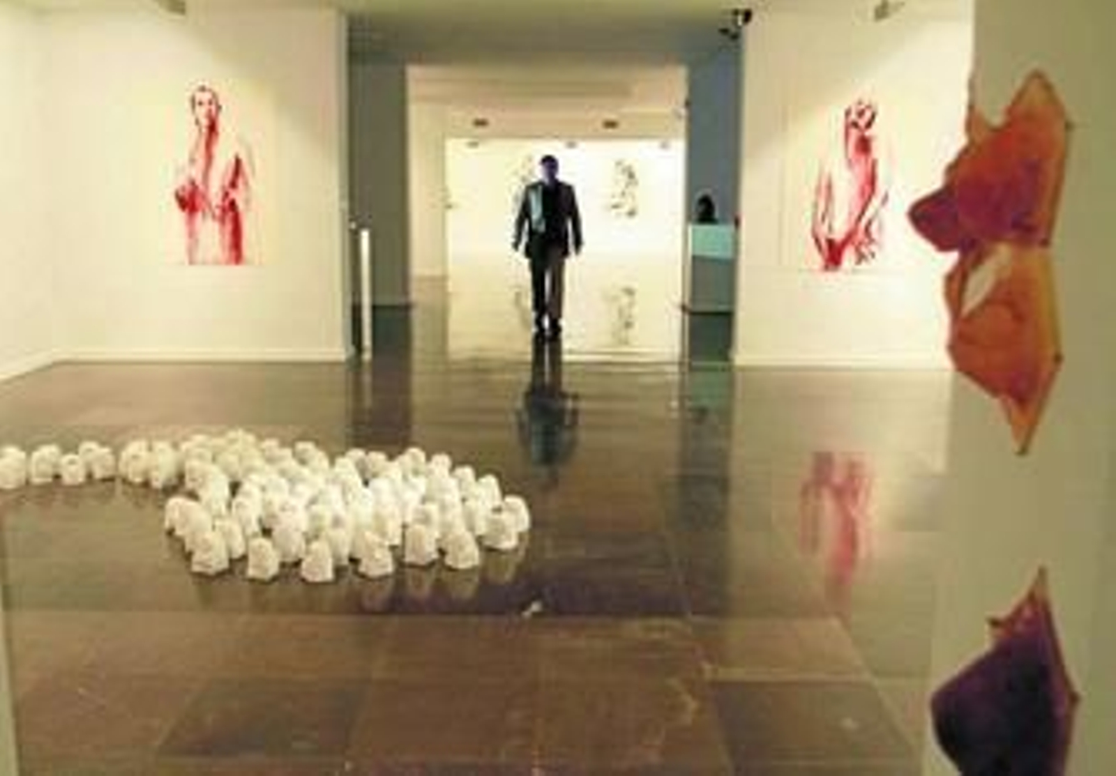 1. Una panorámica de la muestra en Sata Fe, con la instalación como protagonista 2. Uno de los seres que más llama la atención de la exposición. 3. En la imagen, un monstruo con características primitivas 4. Las distintas figuras y rostros humanos representan distintos estados de ánimos incontrolables, imprecisos y oscuros que en su obra toman una determinada forma.