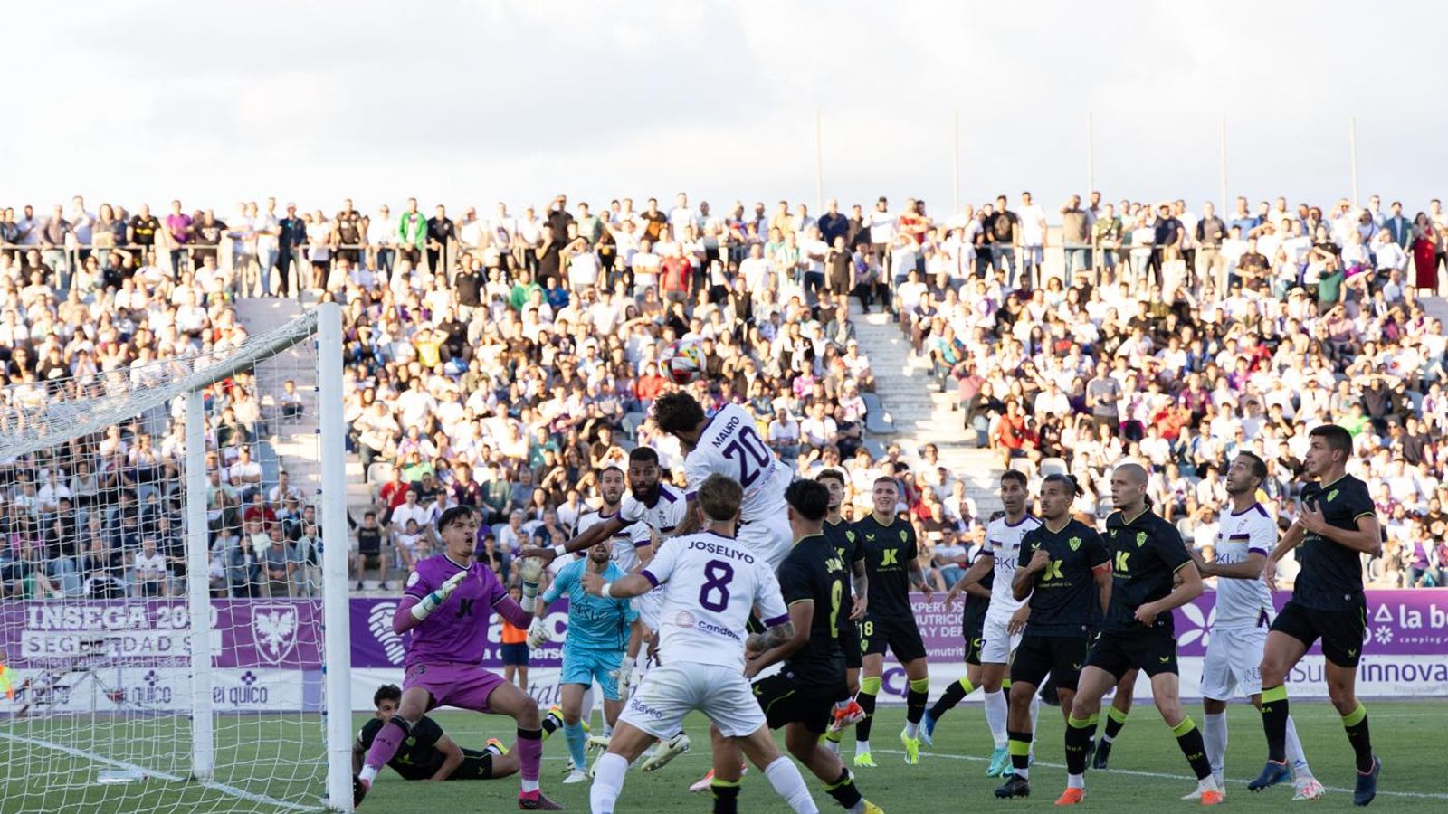 Los almerienses defienden una acción a balón parado en la recta final del choque de vuelta frente al Real Jaén.