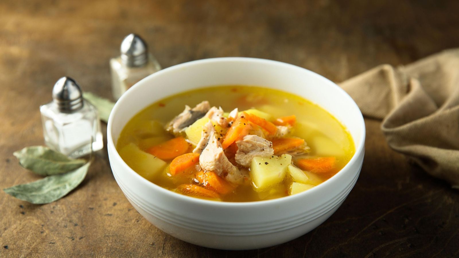 Imagen de un caldo con verduras y carne.