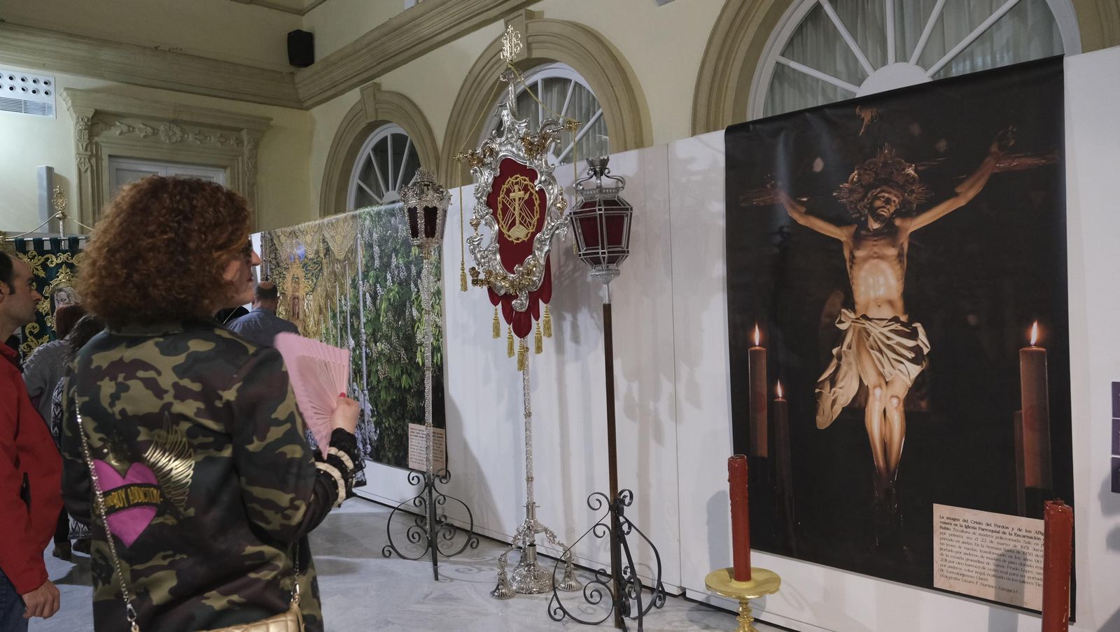 Fotos de la exposición de la Cofradía del Perdón y los Afligidos de Vélez Rubio en la Diputación de Almería