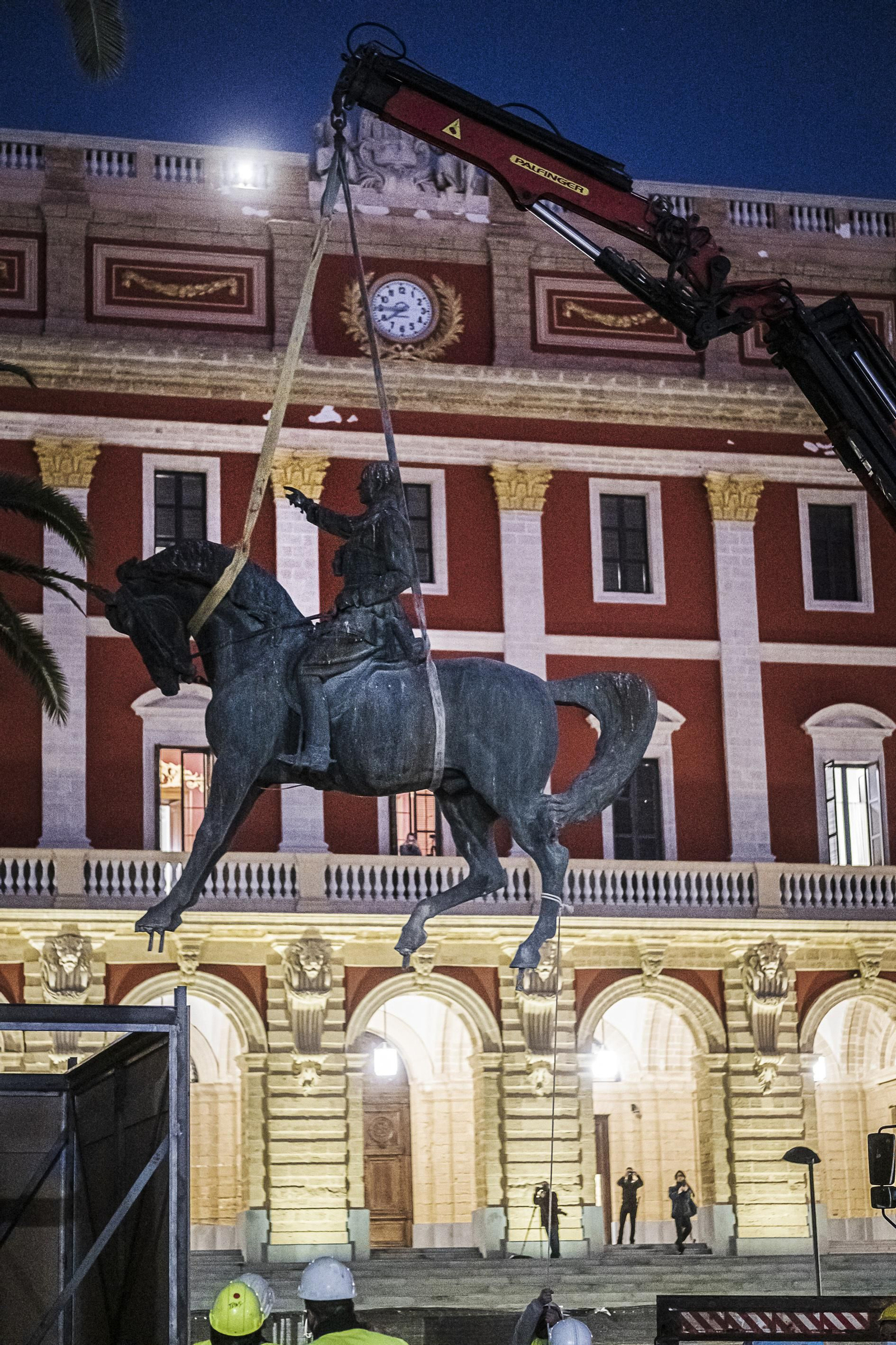 Retirada la estatua del general Varela de la plaza del Rey en San Fernando