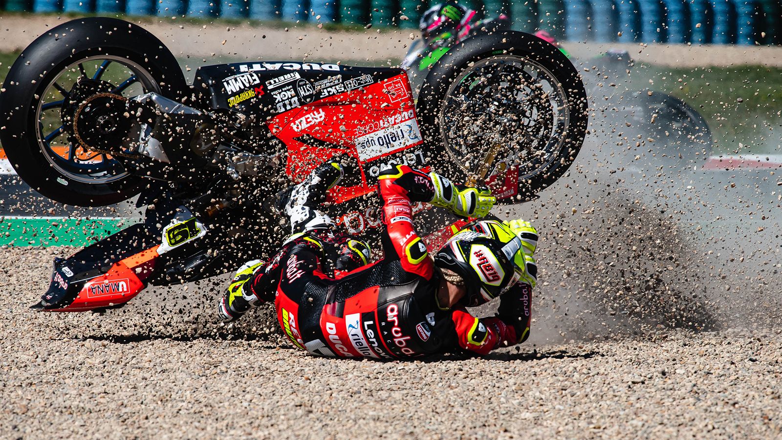 Álvaro Bautista, por los suelos tras el 'empujón' de Rea.