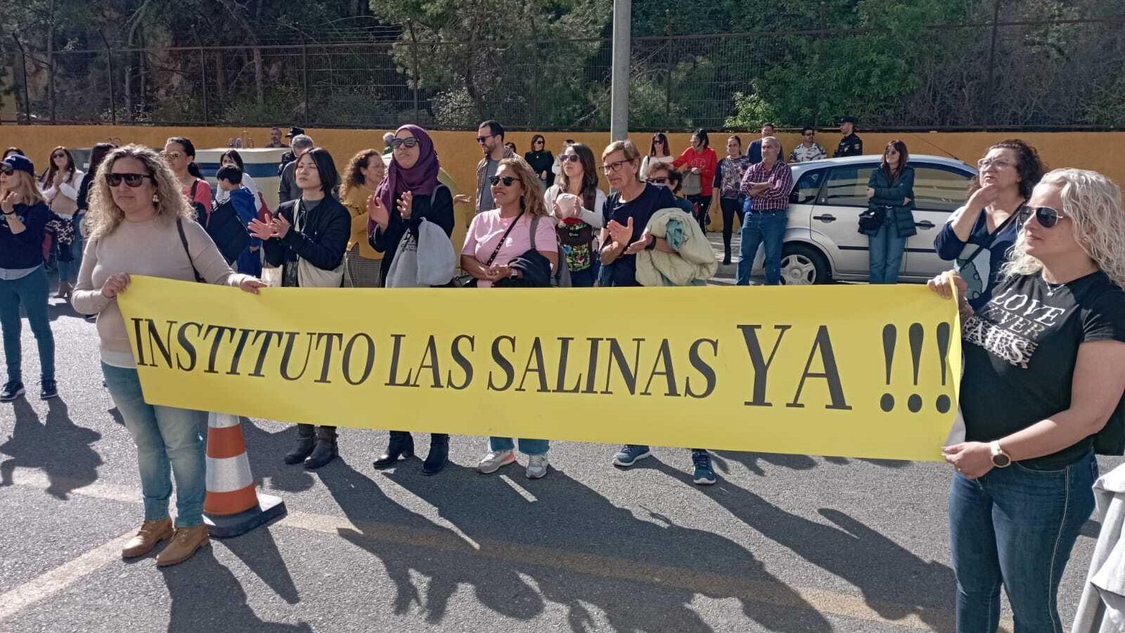 Pancarta pidiendo el instituto de Las Salinas.
