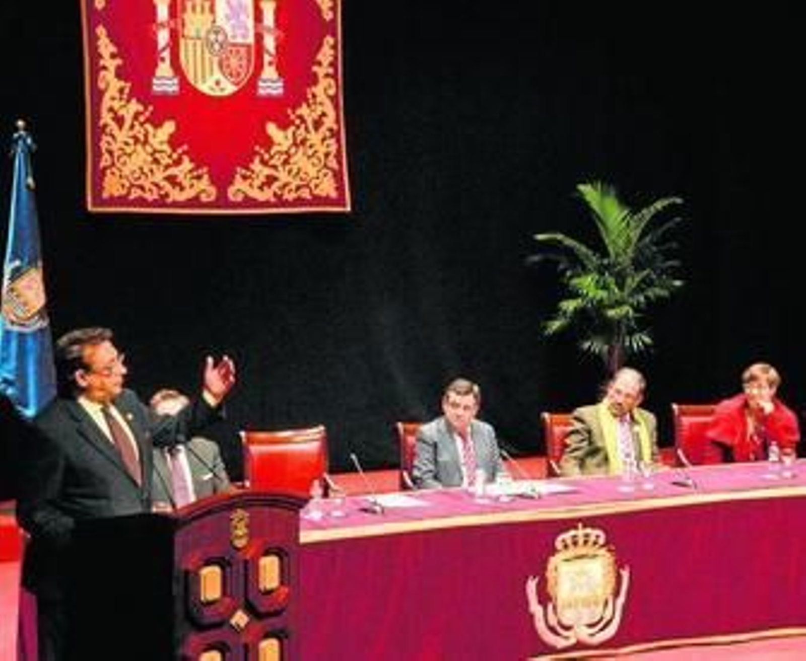 Alfonso Ussía, ayer, en un momento del discurso que pronunció en el Teatro de las Cortes.