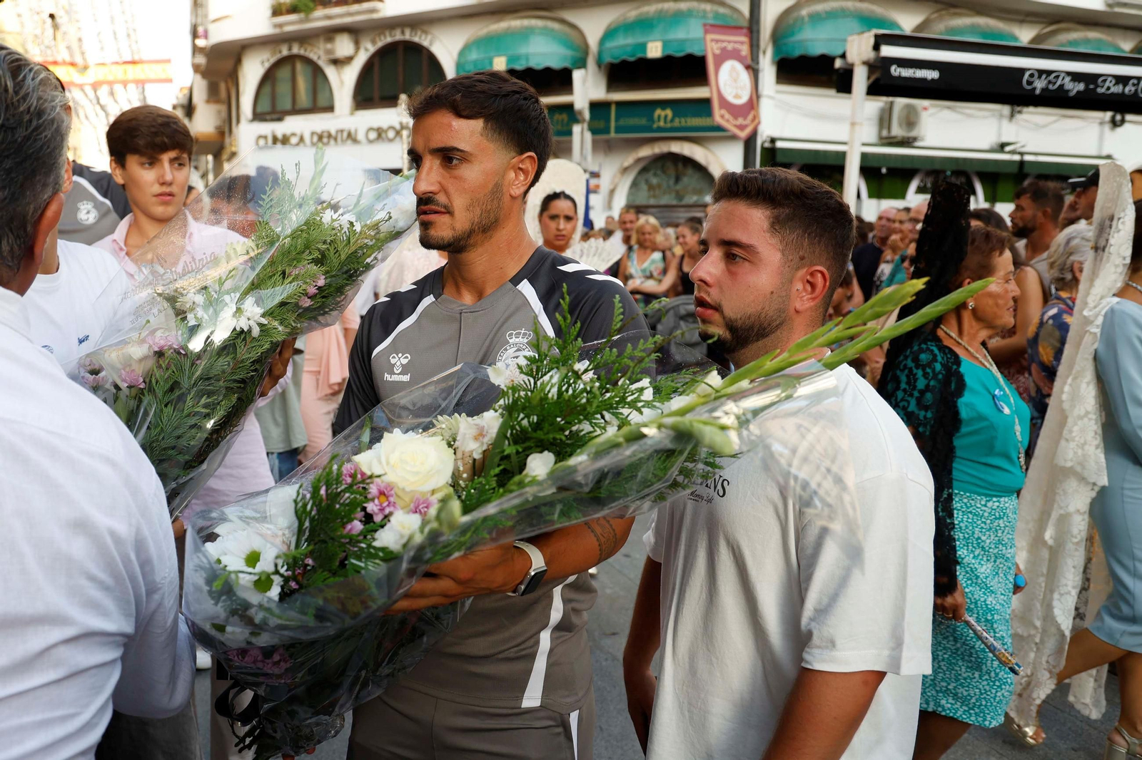 La Real Balompédica Linense realiza su tradicional ofrenda floral a la patrona de La Línea La Real Balompédica Linense realiza su tradicional ofrenda floral a la patrona de La Línea